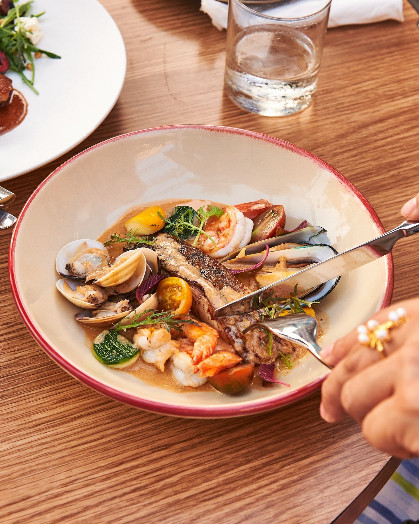 [TOP PICK] &mdash;&gt; SEAFOOD BOUILLABAISSE 🐠🤩

A rich, aromatic seafood stew featuring seabass, mussels, clams, and prawns, simmered with zucchini, cherry tomatoes, celery, and shallots in a flavorful broth of bouillabaisse, white wine, and a hin