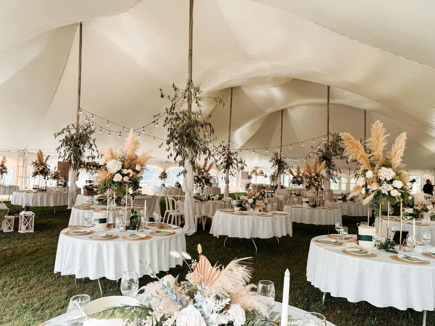 Chapiteaux pour mariage avec mobiliers