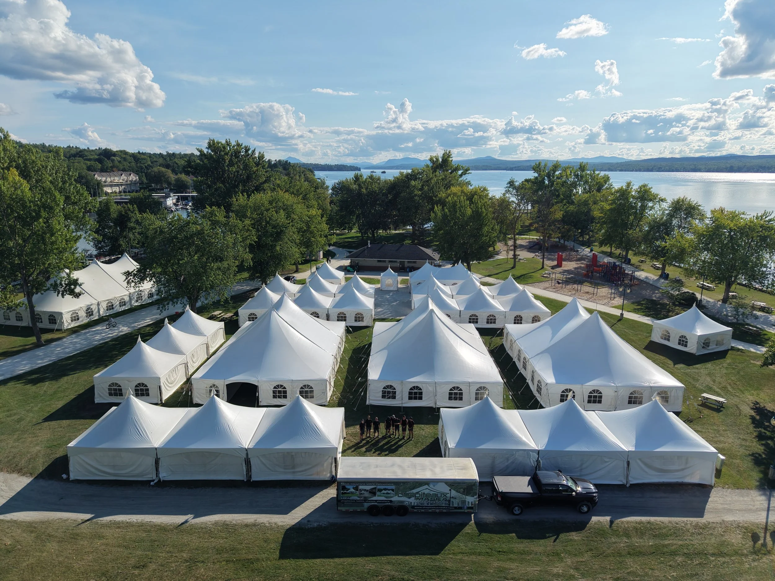 Plusieurs chapiteaux à Magog