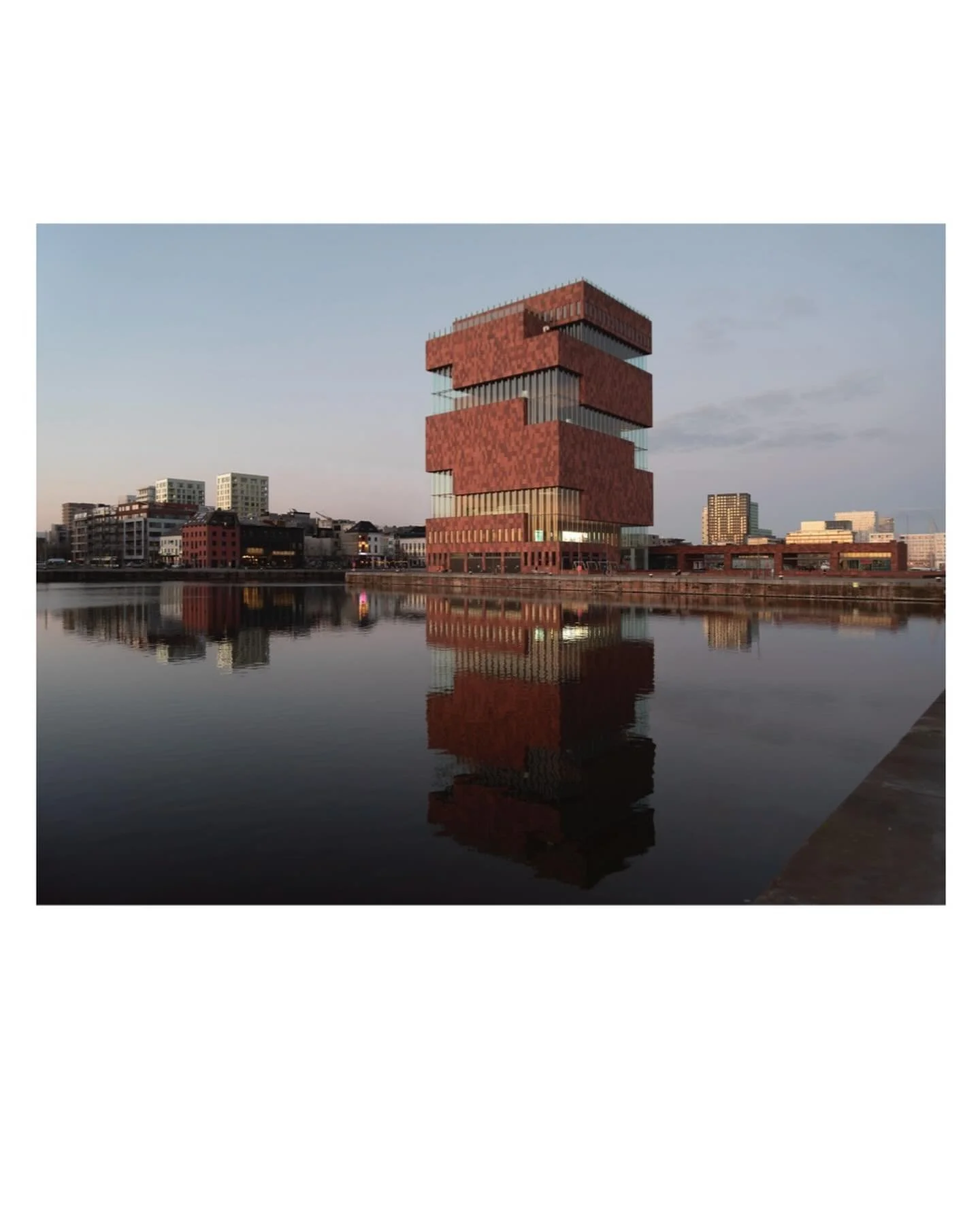 One of my favorite combos: bodies of water &amp; buildings

#architecturalphotography #architecturephotography #architecturalphotographer #museumarchitecture #museumlovers #belgium #b&eacute;lgica #fotografiadearquitectura #arquitecturacontemporanea