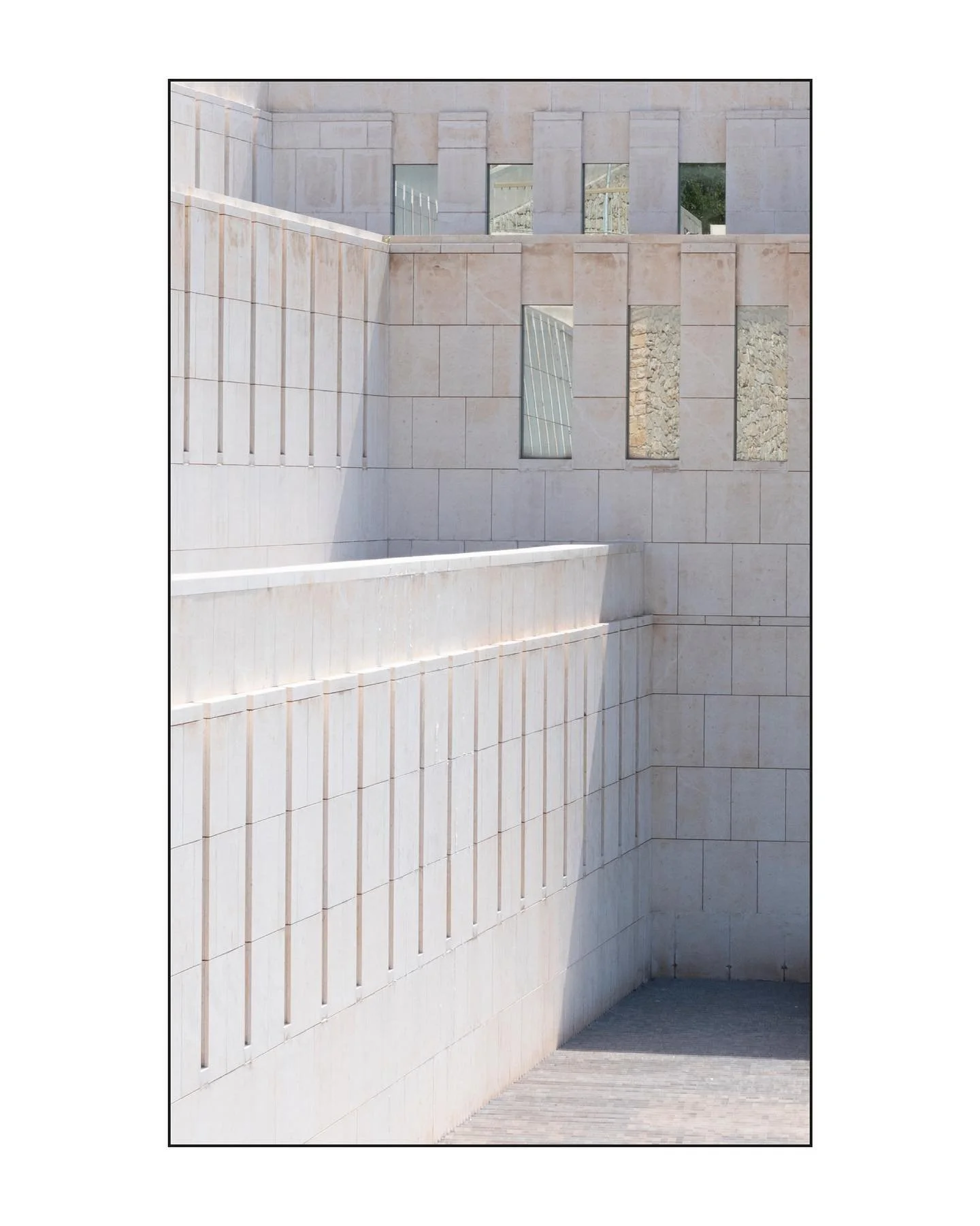 Acercamiento a la fachada del CAC M&aacute;laga-La Coracha

Resultado del 1er ejercicio de paisaje con el maestro @jorgeyeregui para @master.icarq 🤍

#architecturalphotography #contemporaryarchitecture #facade