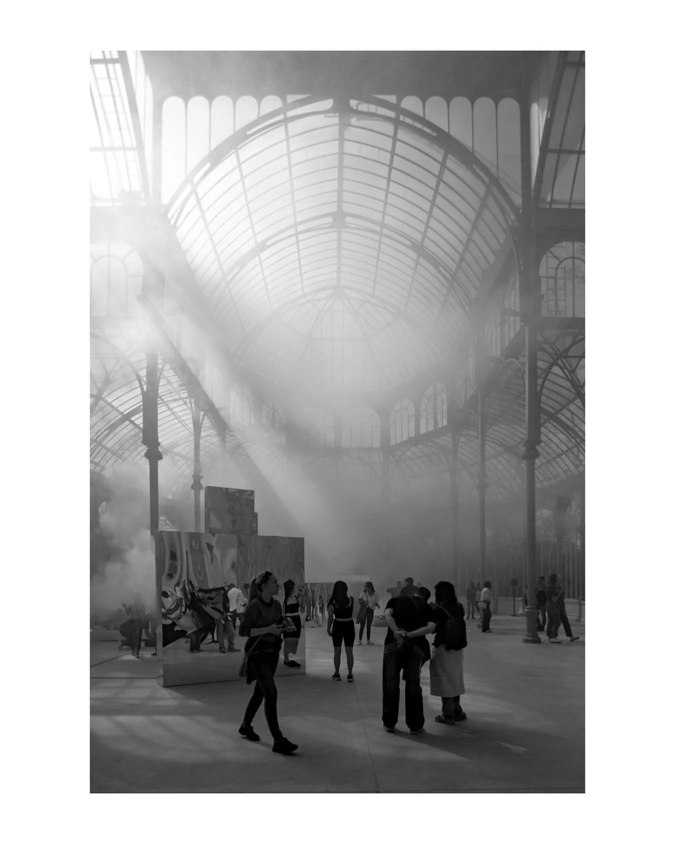 Instalaci&oacute;n de Pauline Boudry y Renate Lorenz &ldquo;El cristal es mi piel&rdquo;.

#architecturalphotography #blackandwhite #art #installation