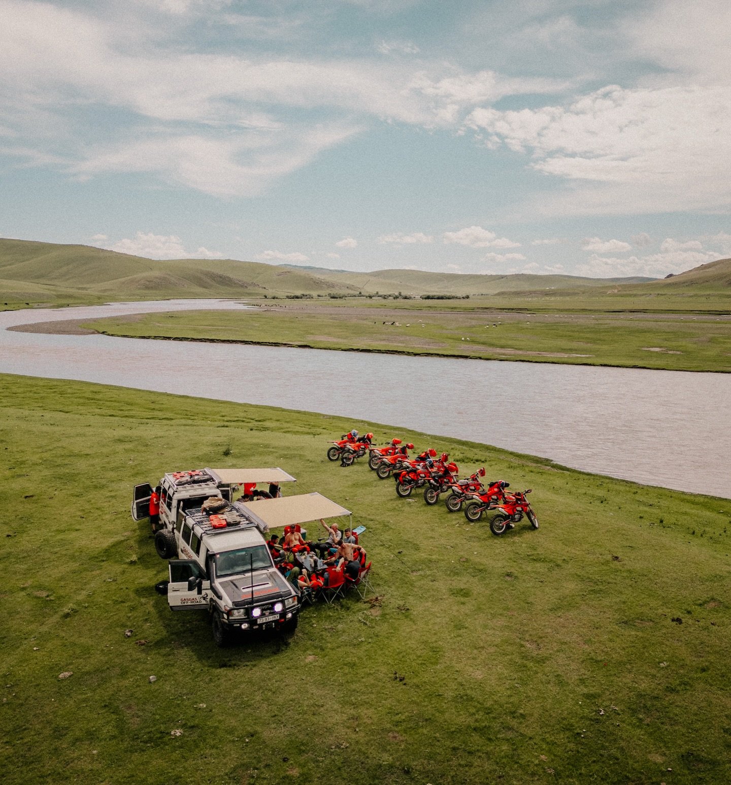 Lunch stops look a little different out here: endless steppe, a river nearby, and nowhere else to be. Somewhere between miles of nothing, we find everything we need. 

@gasgas.official 
#mongolia 🇲🇳