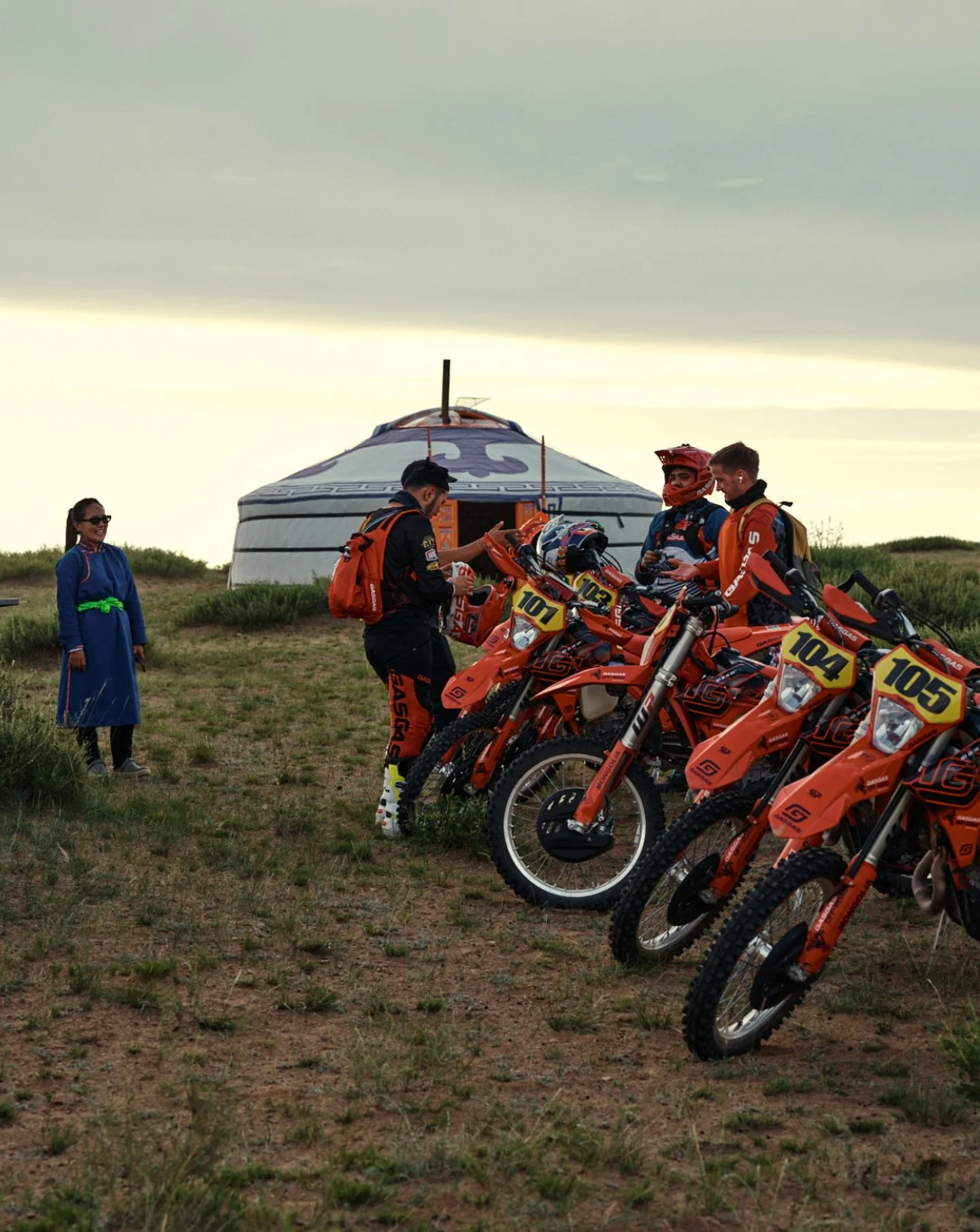 Engines cooling down, stories just getting started. 🔥🇲🇳 @huskylodge_mongolia 

@gasgas.official 
#mongolia