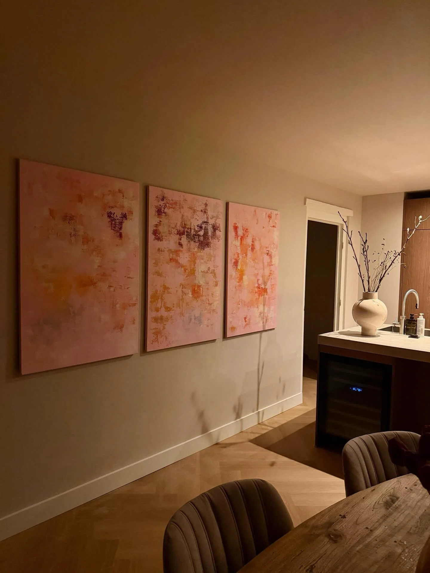 Love love love receiving photos of commissioned works.
Seeing them find their way into homes around the world (from the Netherlands to Italy to China) is truly the most rewarding feeling.

Grateful for your trust 🤍