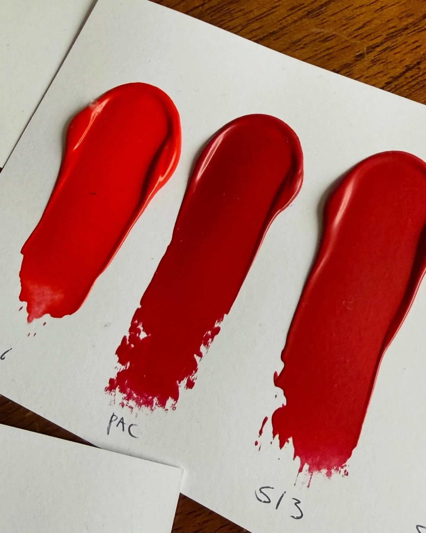 A bit of studio alchemy.
Mixing until the perfect shade appears, the right balance of depth, warmth and gloss.

For some commission works I create a few custom colour swatches first, so collectors can see how the tones interact with their space and l