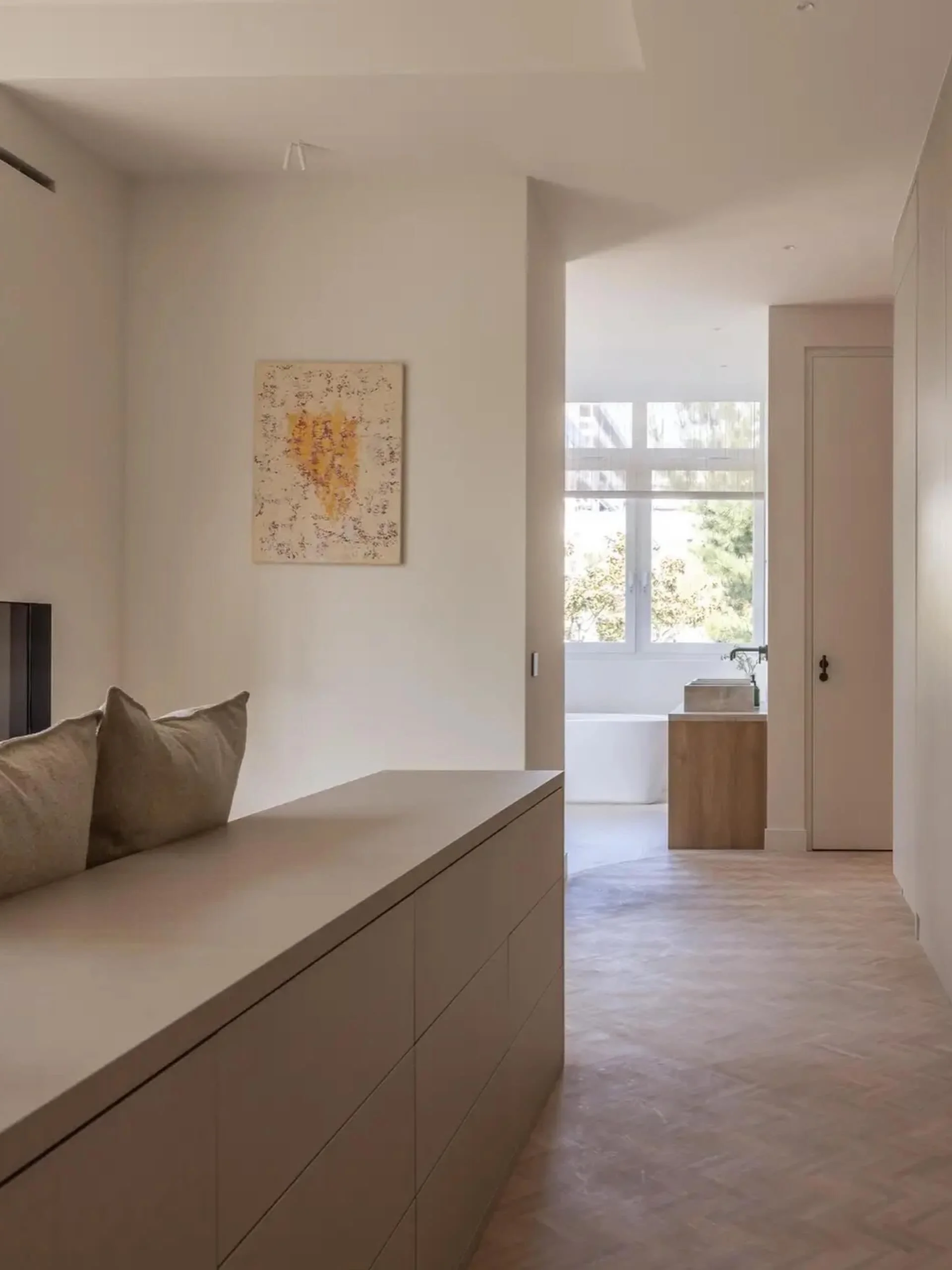 Art has the ability to transform a space. To give it light, create warmth. 

This beautiful place, listed by @sothebysrealtynl and styled by @interior.bysophiejc is an amazing example of just that. Love seeing how Ange &agrave; champ (60 x 80) is lig