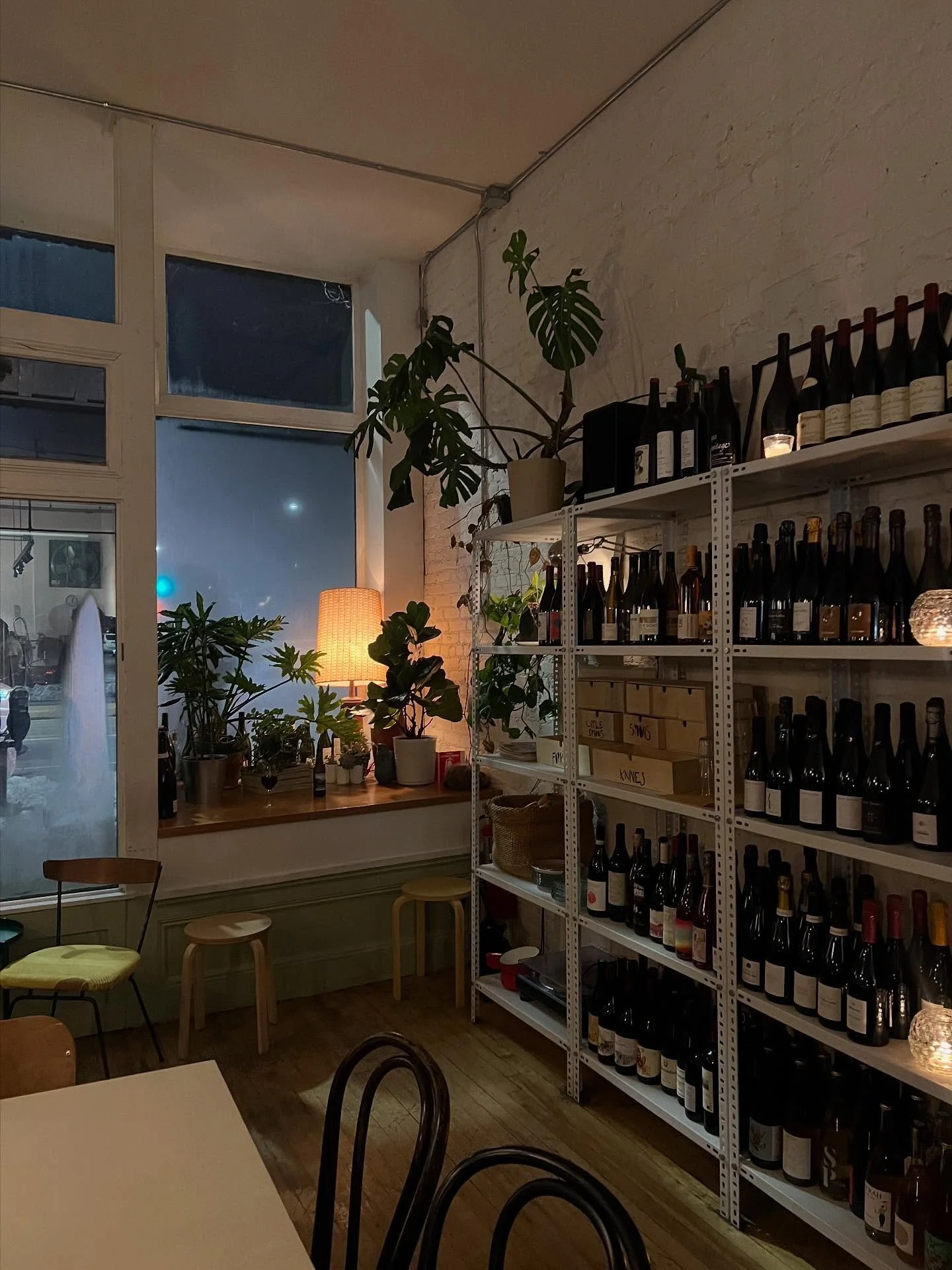 Cozy fall nights at @dearanniebar 🍷