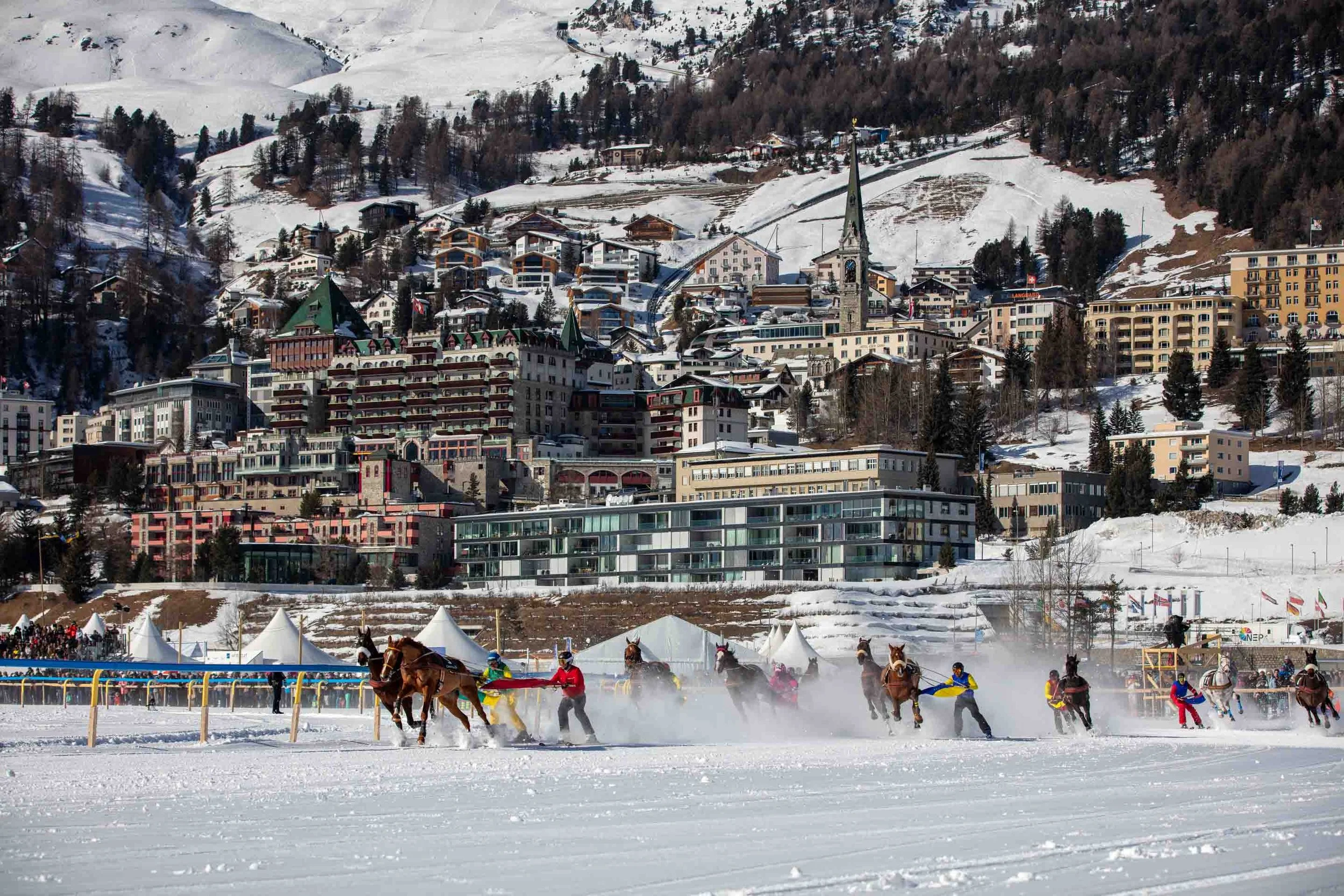 Weitwinkelaufnahme White Turf Rennen in St. Moritz
