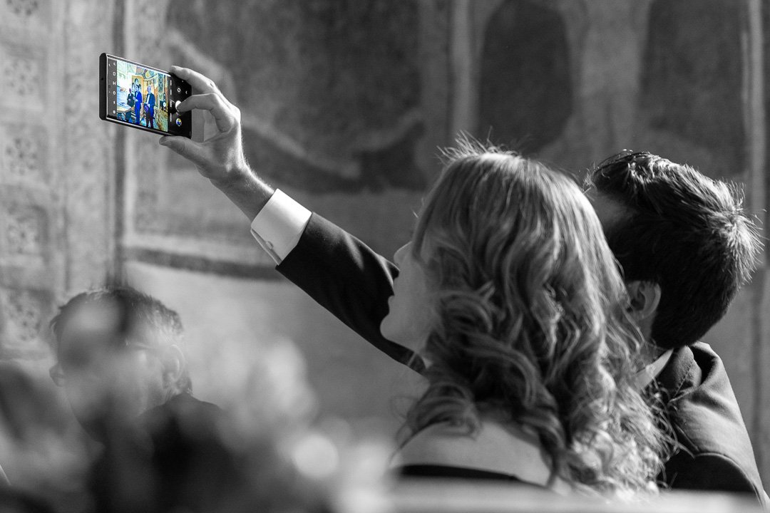 Ein Paar macht ein Selfie mit einem Smartphone.