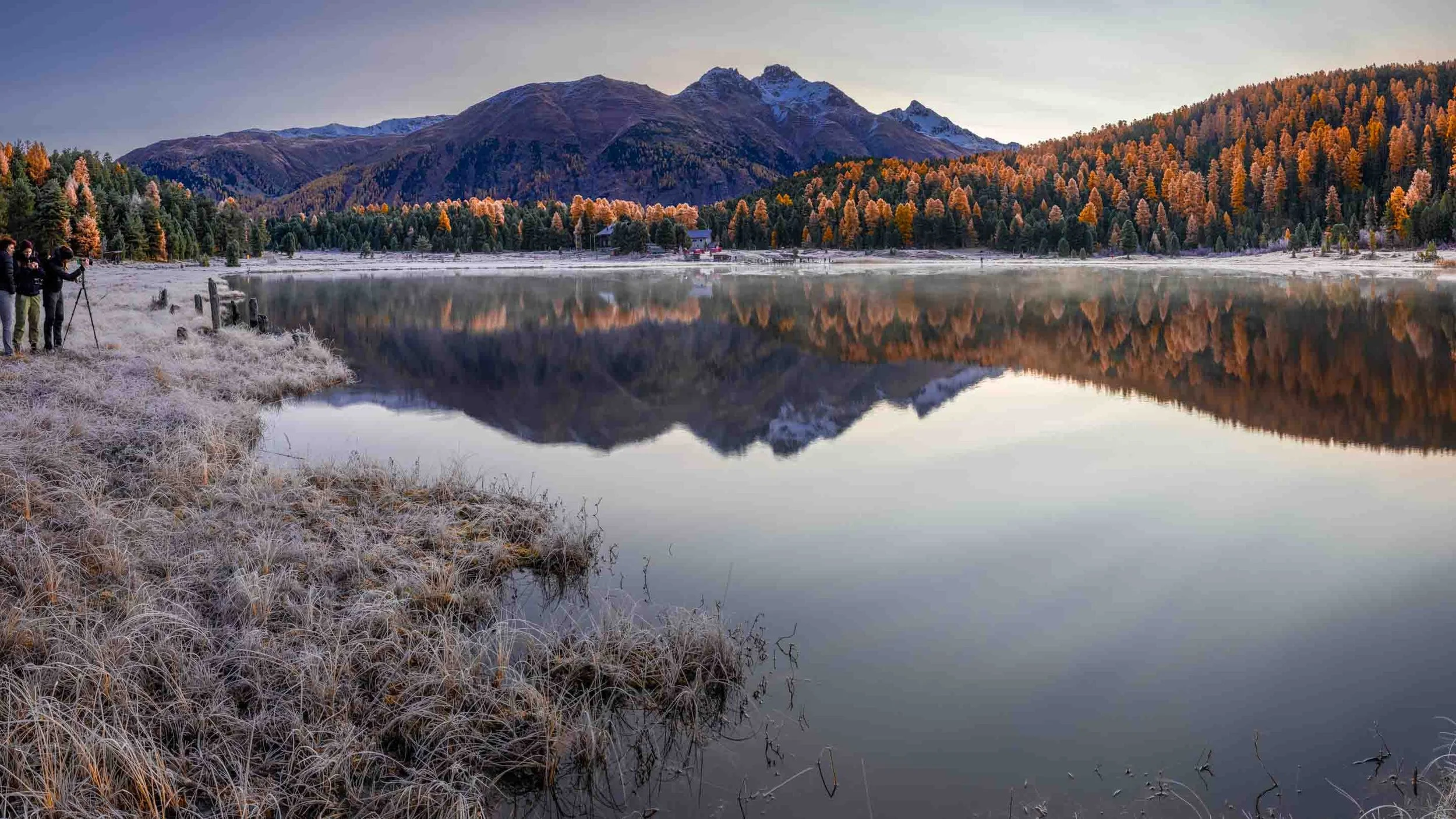 Fotografen am Ufer des Stazersees während eines Landschaftsfotografie-Workshops im Engadin.