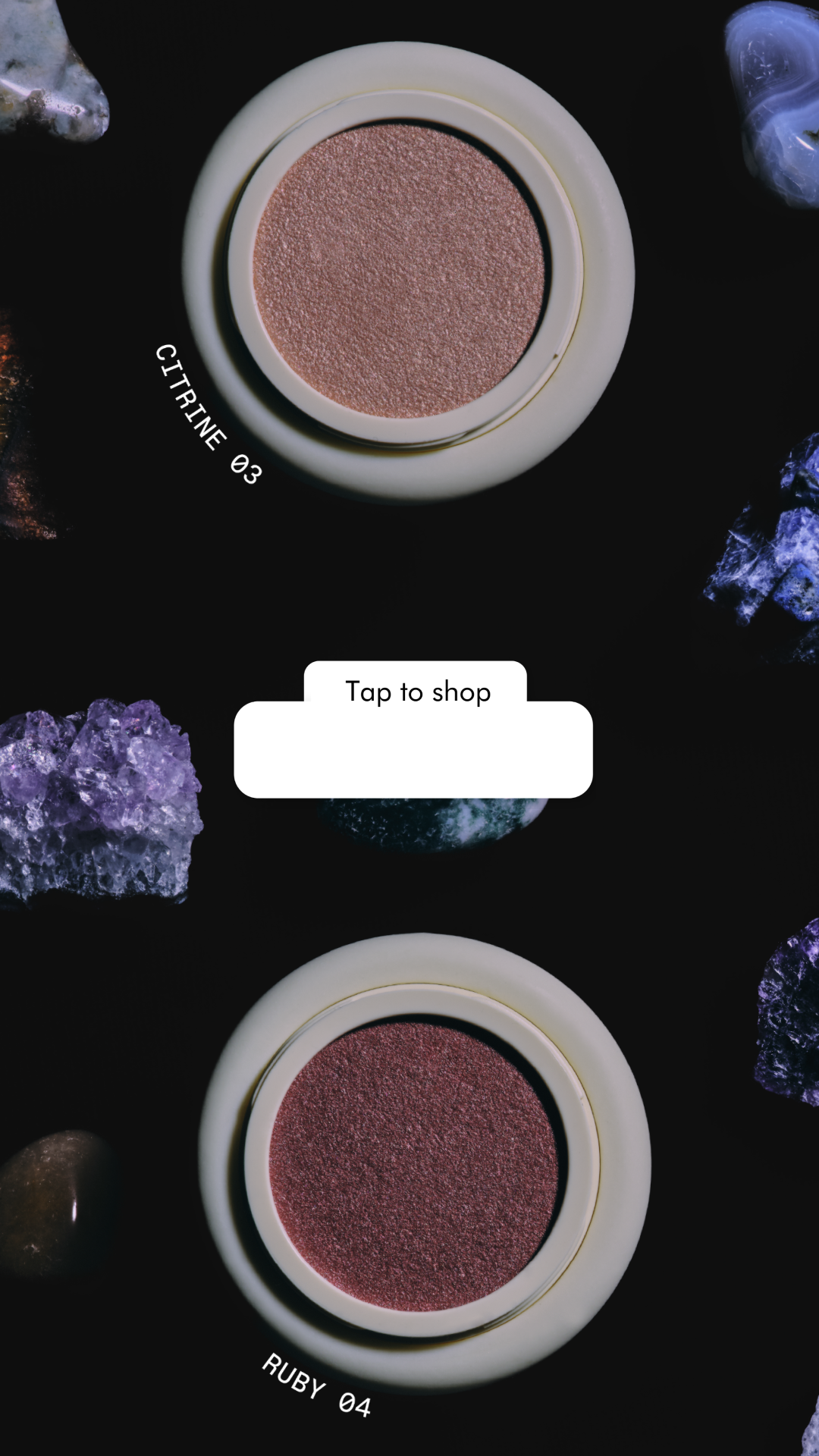 Deux ombres à paupières en flacons avec des noms citrine 03 et ruby 04 sur un fond noir, entourés de cristaux colorés.