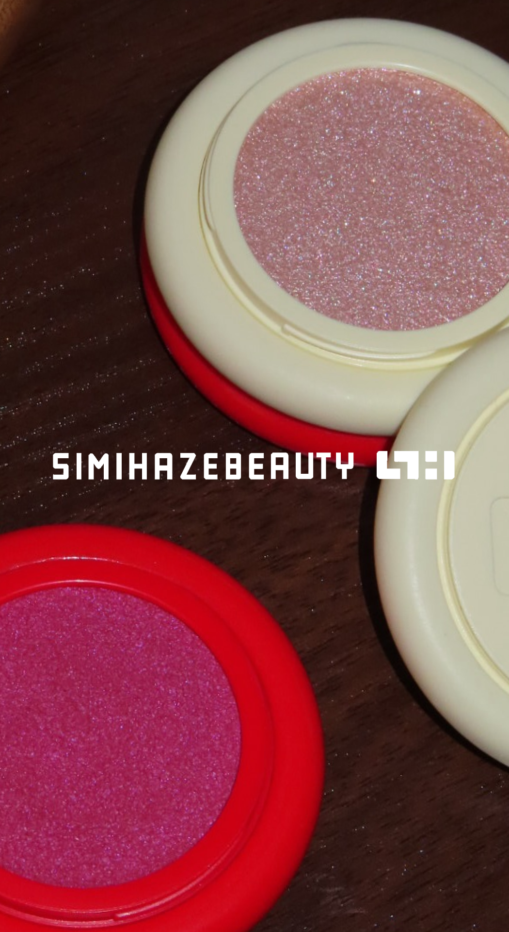 Couvre-visages de produits cosmétiques avec des ombres à paupières pailletées rose et beige dans des boîtes rondes. Sur une surface en bois.