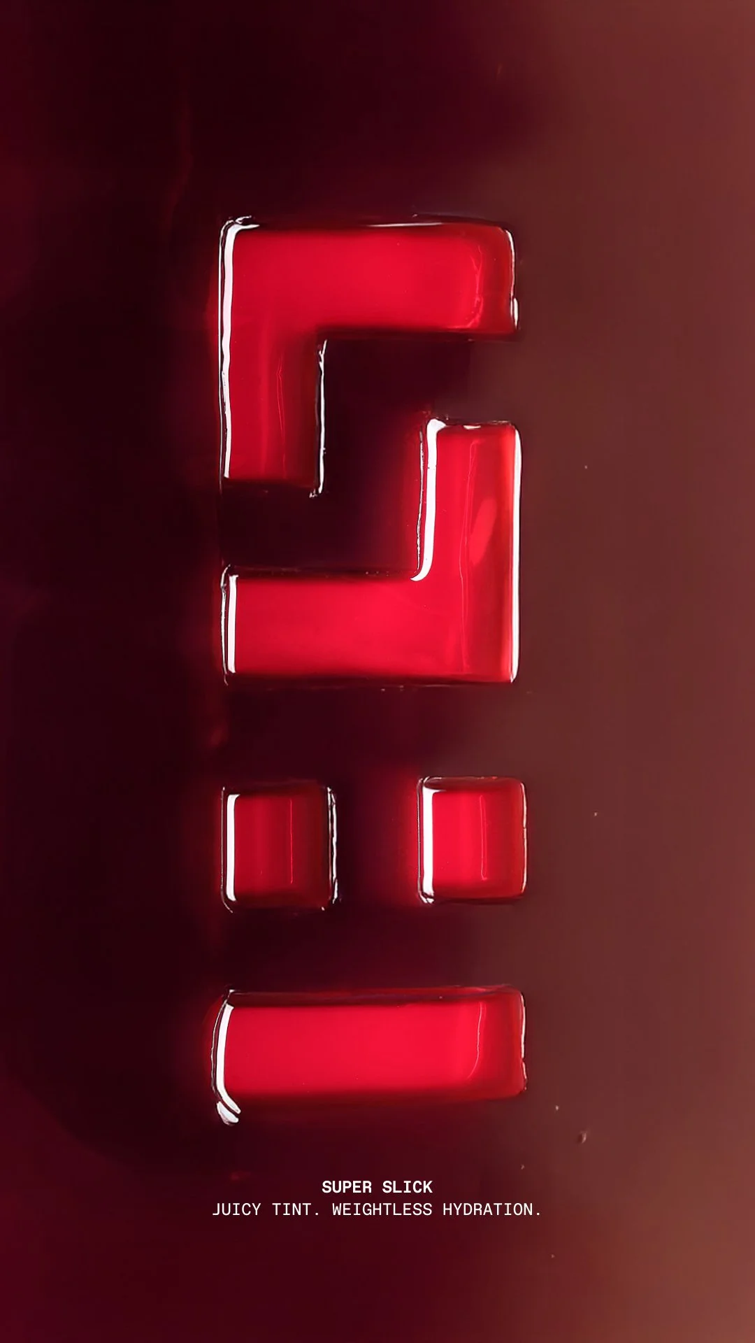 Gros plan d'un ruban gelée rouge en forme de carré, avec un fond sombre. Texte en bas indiquant : "SUPER SLICK JUICY TINT. WEIGHTLESS HYDRATION."