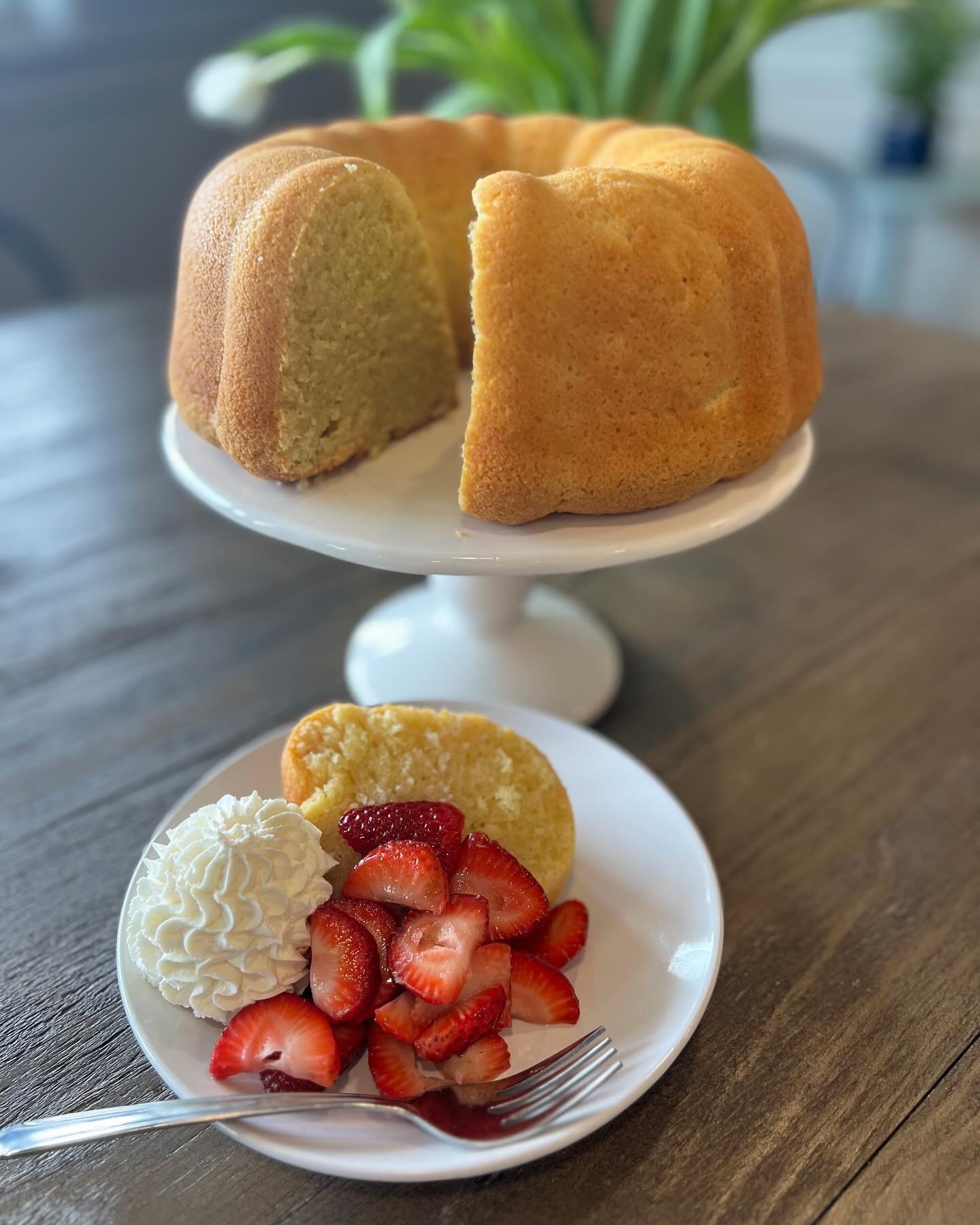 🌹Perfectly plain pound cake served with a side of sweetened strawberries and Marie&rsquo;s homemade whipped cream ✨ Available for Mother&rsquo;s Day preorder!
.
.
#strawberryshortcake #poundcake #strawberries #mothersday
