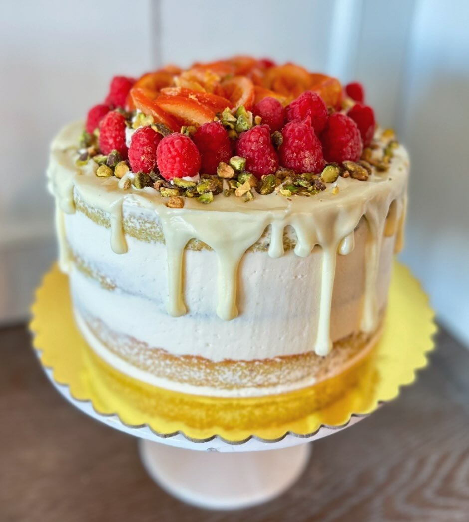✨Pistachio cake with orange glaze and raspberries. 
Adding a little sunshine to our Sunday.✨
.
.
#pistachio #pistachiocake #raspberrycake #orangecake #cakedecorating