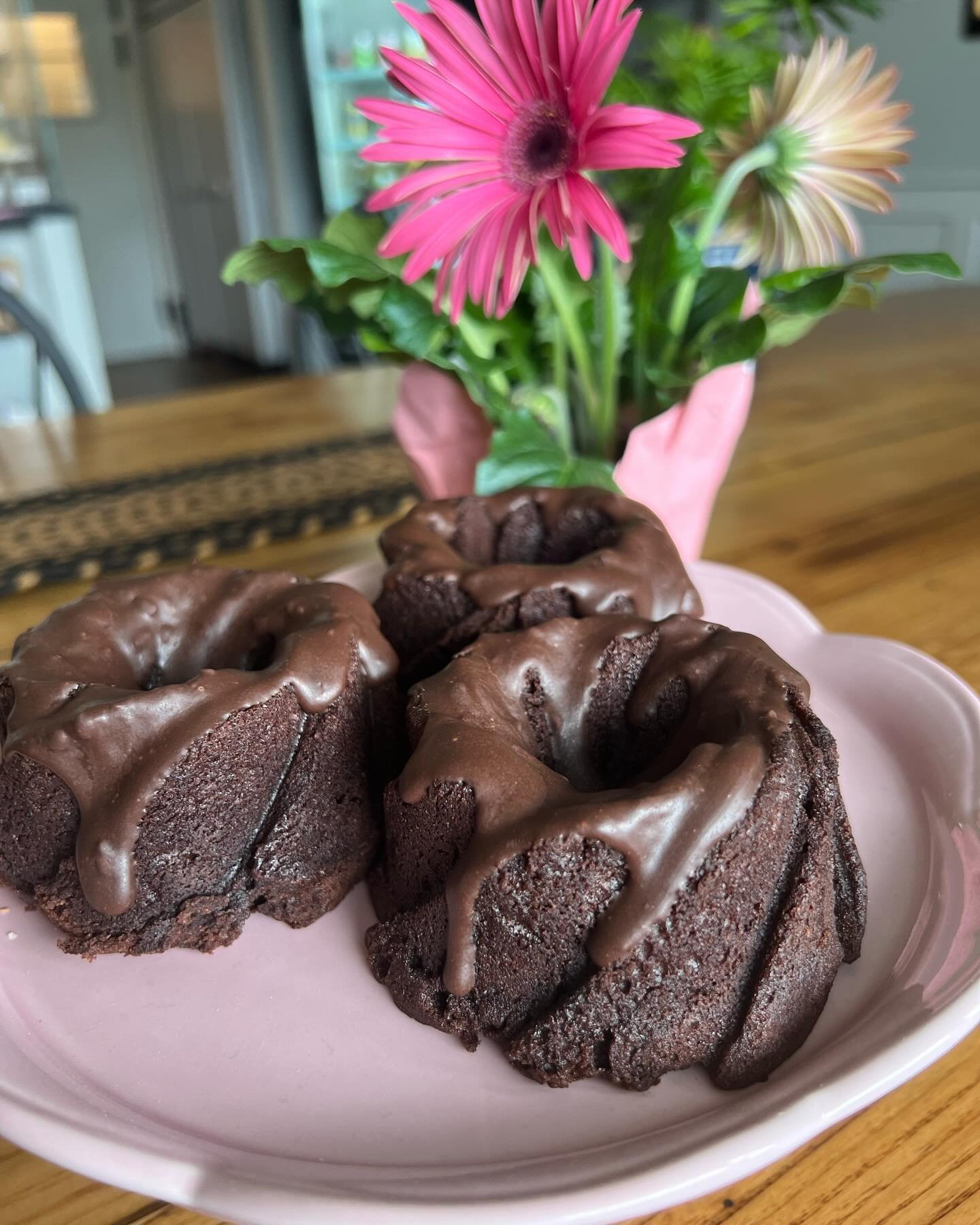✨TREAT A TEACHER✨
.
.
It&rsquo;s teacher appreciation week. Let&rsquo;s give a shoutout to all the amazing teachers! Here are our mini chocolate Bundt cakes, a perfect treat for your favorite teacher!
