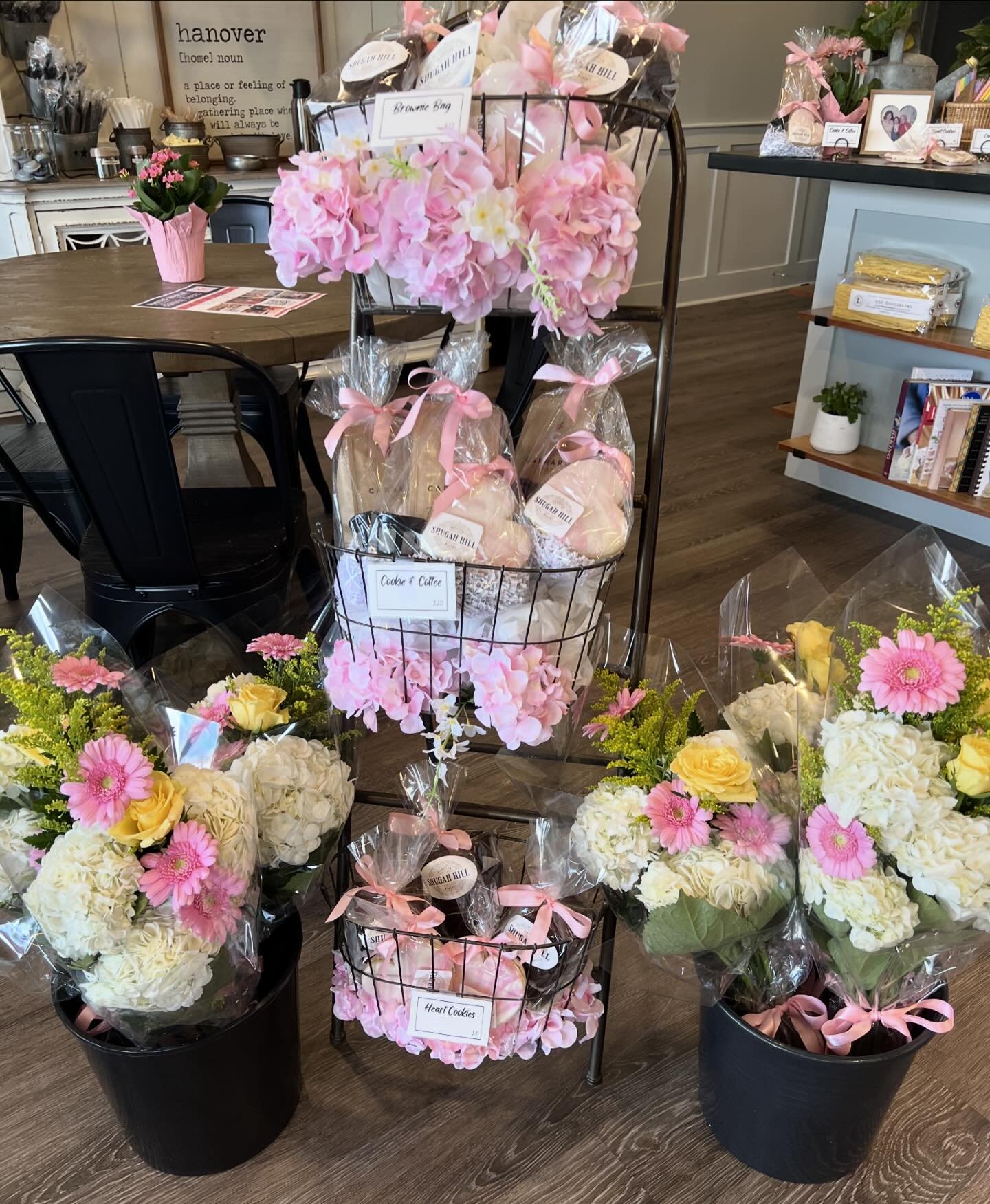 🌸Flowers and grab and go bags of goodies available for Mothers Day🌸
.
.
#mothersday #baking #flowers #bakery #hanoverma