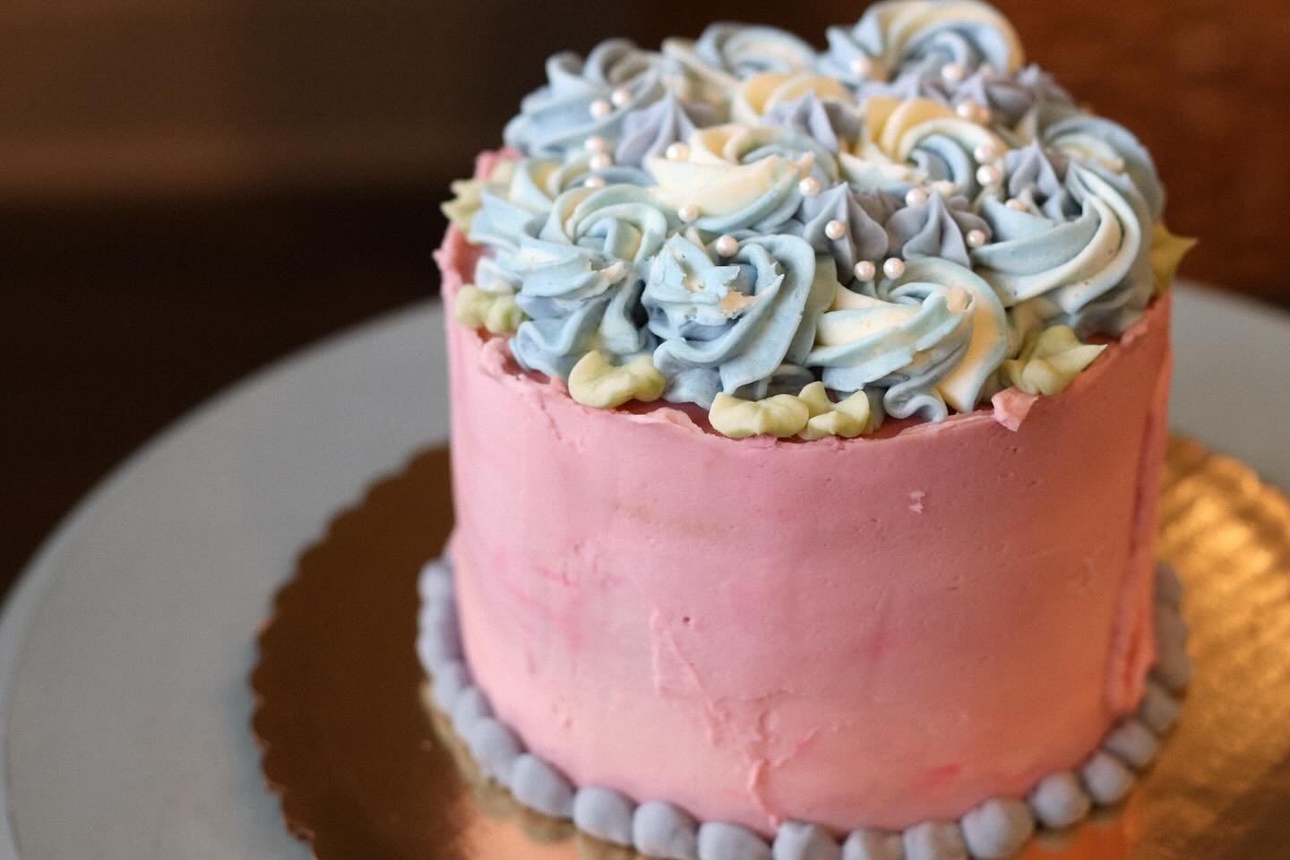 🌺Shugah Hill is here for all your special events! Birthdays, graduations, first communions, baby showers, wedding showers, weddings, you name it 🌺
.
.
#cakedecorating #birthdaycake #weddingcake #cake #bakery #dessert #yum