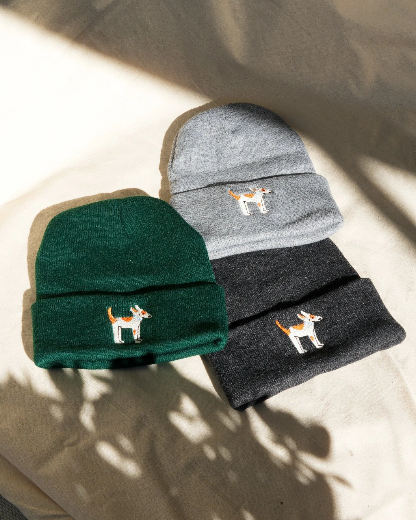 we&oacute;n quedaron tan adorables, quiero adoptar a ese perrito 😩

El nuevo beanie Jack ya est&aacute; disponible en mi tienda online (link en bio) para pasar estas ma&ntilde;anas heladas 🫶

Tambi&eacute;n tendr&eacute; algunos este finde en @find