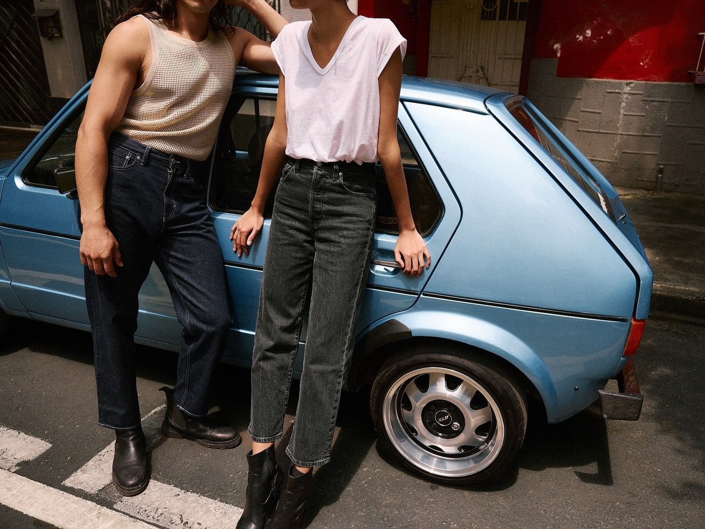 Roma x @catapul_t 

We traveled to MEXICO CITY. Here we delved into the vibrant Roma Norte neighborhood and connected with a bunch of young creatives.