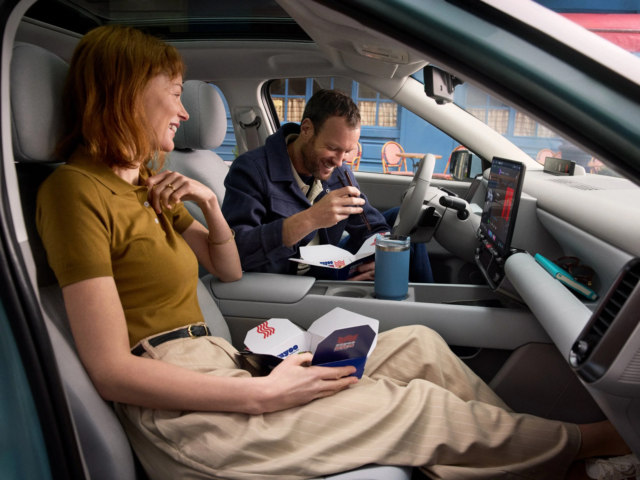 M17_INTERIOR_INSIDE_DINNER_sRGB.jpg