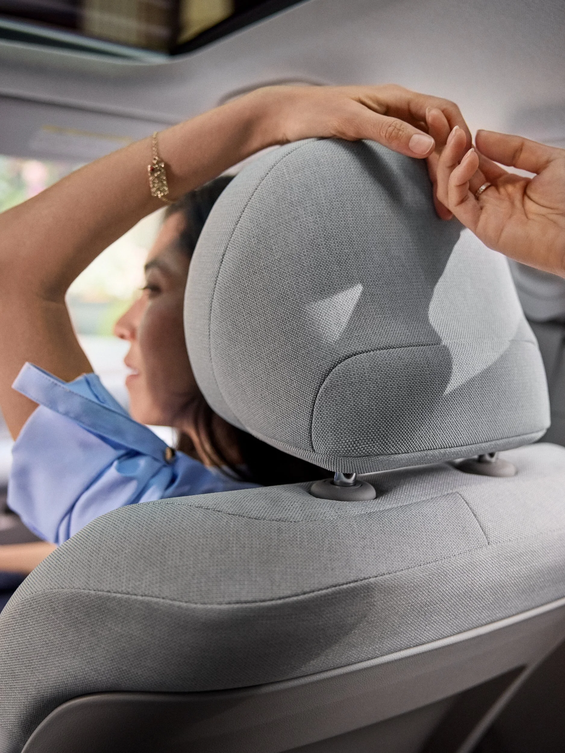 M31_INTERIOR_HANDS_HEADREST_sRGB.jpg
