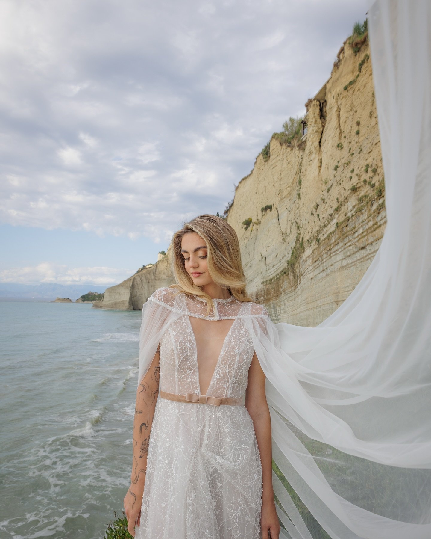 I didn&rsquo;t find you ,
you were always there.
In the first salt that stung my eyes,
in the hush between two waves,
you were already writing me.

You,
with your silence like thunder,
your absence more present
than the crowded world.

Photography : 