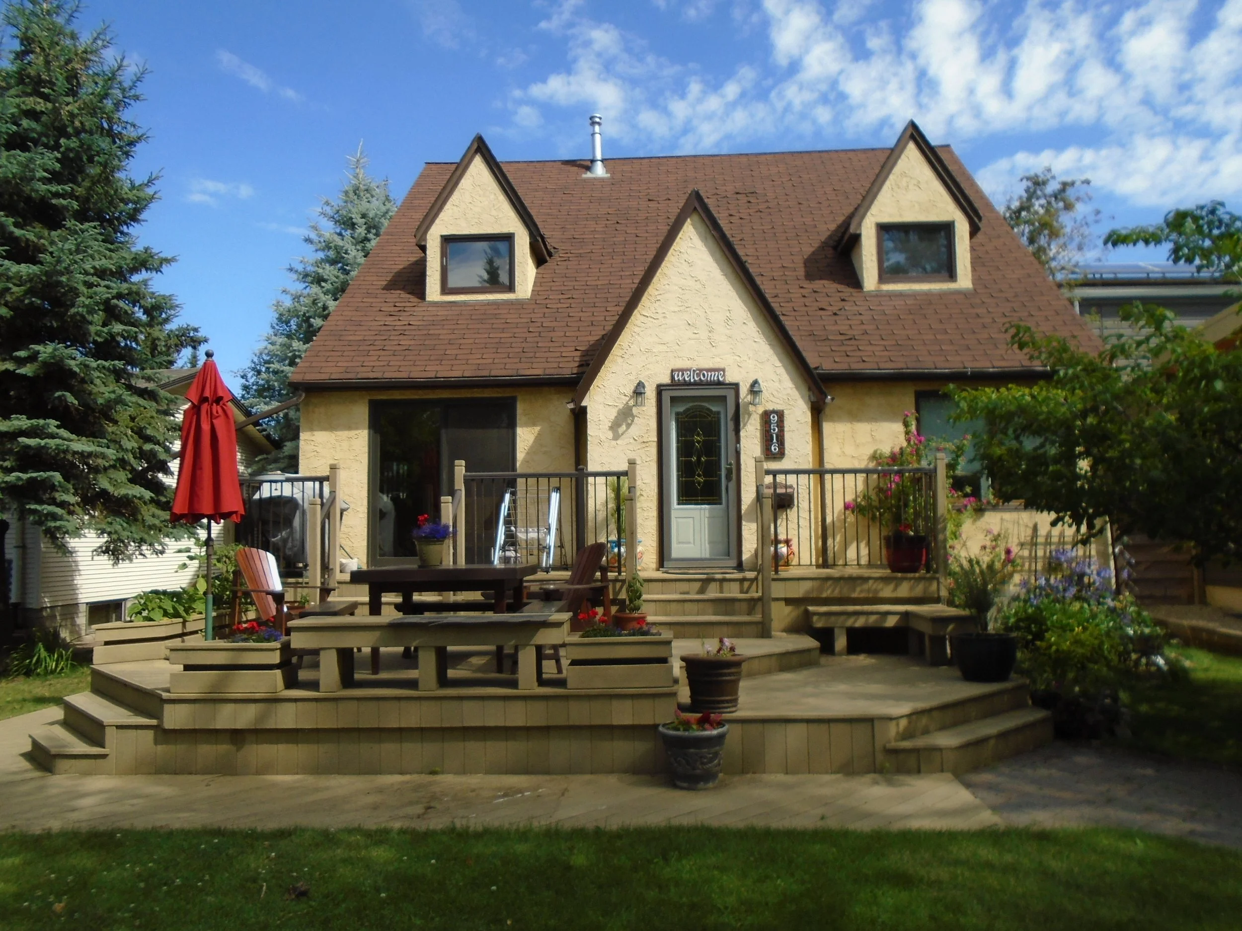 Front, uncovered deck and patio in a Mature Neighbourhood.
