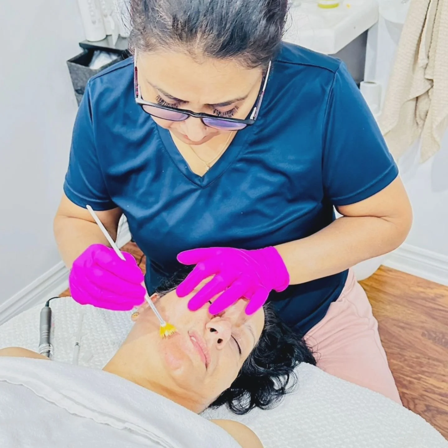 ✨All we ever want for the Holidays is flawless skin! 
Let me help you achieve this goal with my facials and microneedling.

Book your appointment before the holidays🎁

#microneedling #Vaudreuil #westislandcommunity #vaudreuilmoms