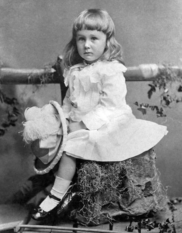franklin-d-roosevelt-in-1884-at-the-age-of-2.jpg