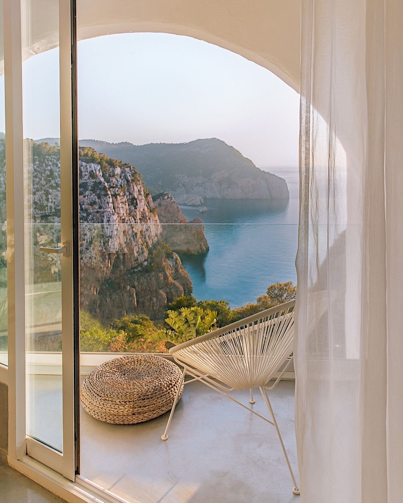 Pull up a chair 🤍 A visual diary of the best Mediterranean hotels with a view all from the comfort of your seat.
1. @haciendanaxamena 
2. @marincanto_romantichotel 
3. @fincasonru 
4. @belmondlaresidencia 
5. @borgosantopietro 
6. @casxorc