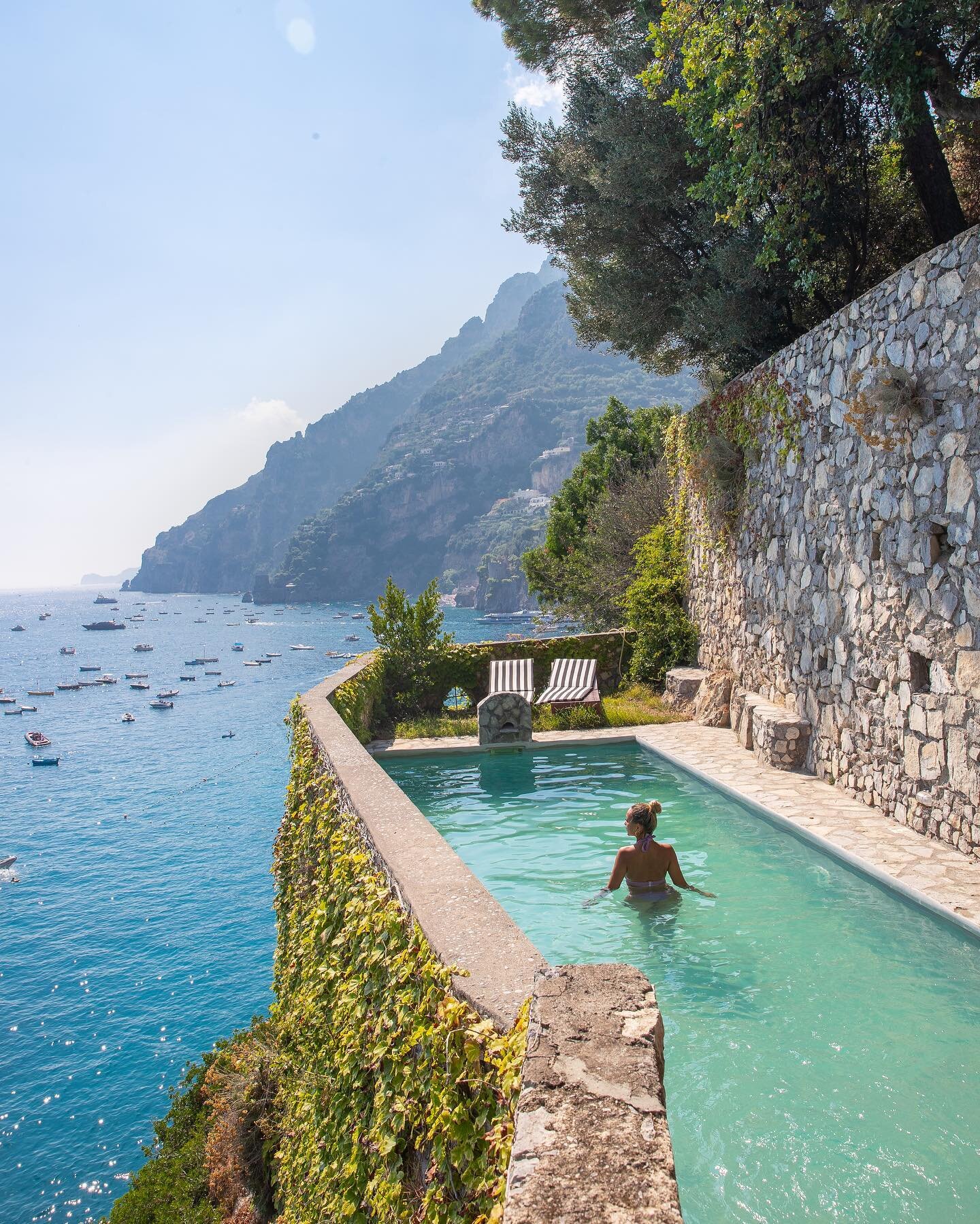 Never ending summer in the Amalfi Coast 🇮🇹 From cliffside hotels to pastel-coloured houses and from breathtaking coastal drives to beach clubs on the glistening Mediterranean, the Amalfi Coast is bursting with la dolce vita.