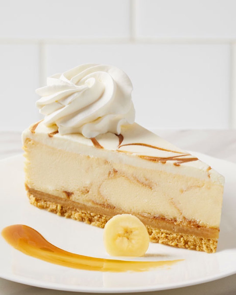 🍌BANANA FOSTER CHEESECAKE 🍰 
creamy &amp; rich banana cheesecake with buttery caramel topped with white chocolate mousse &amp; crunchy caramel crumbs