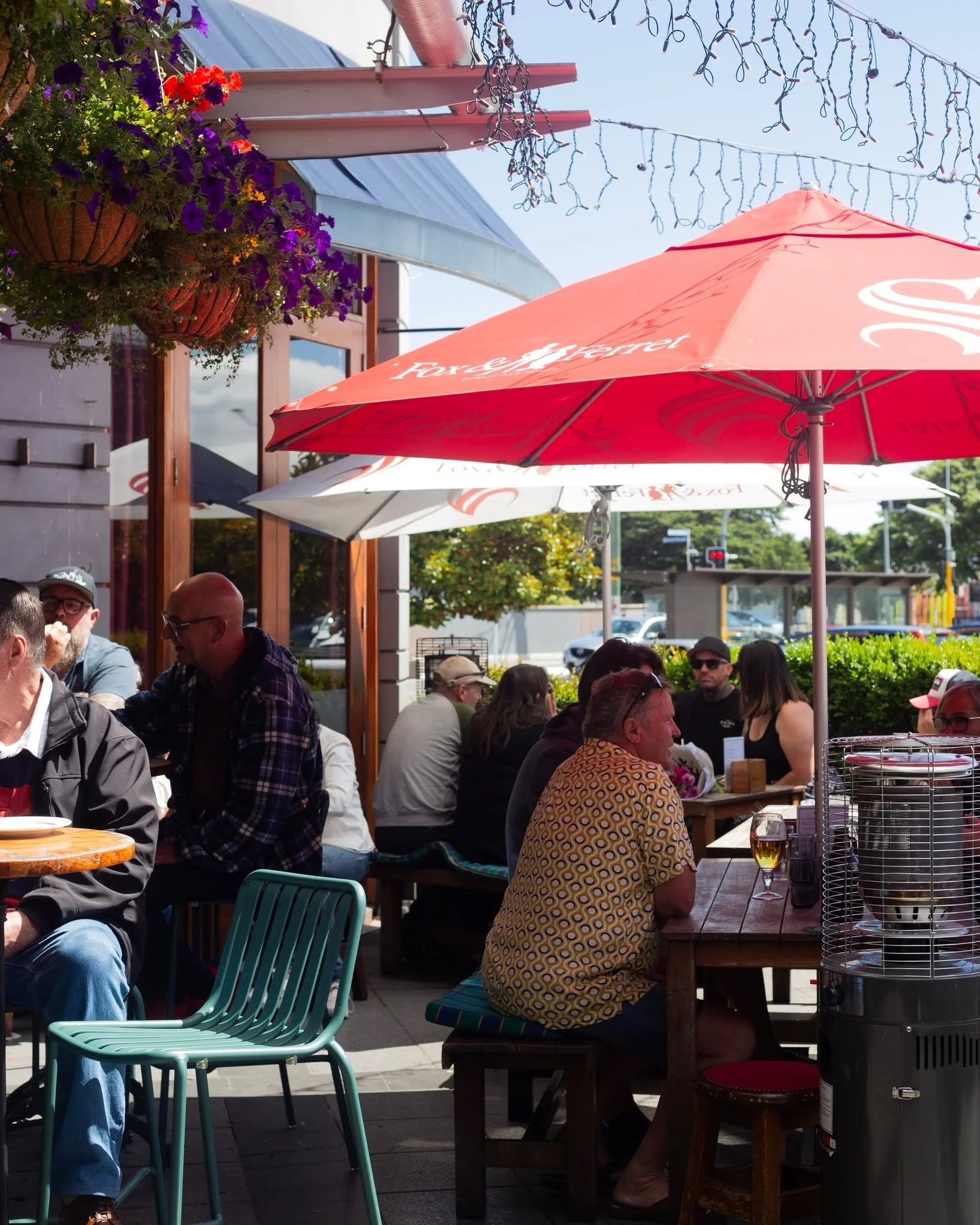 Sunny lunches, good friends, and no plans but to enjoy the moment. Perfection.