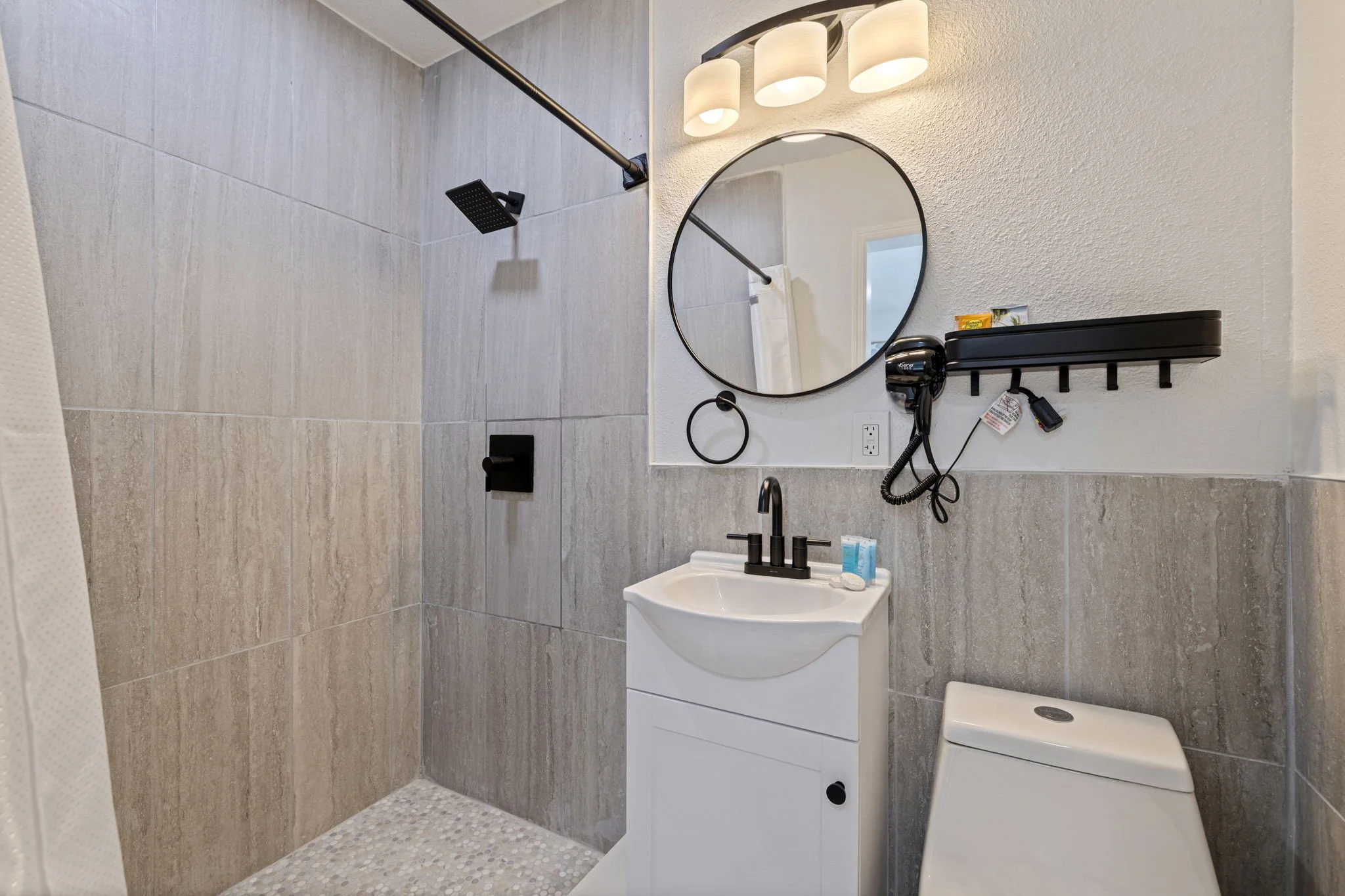 83-web-or-mls-Unit 12_Las Olas_AB3-8.jpg