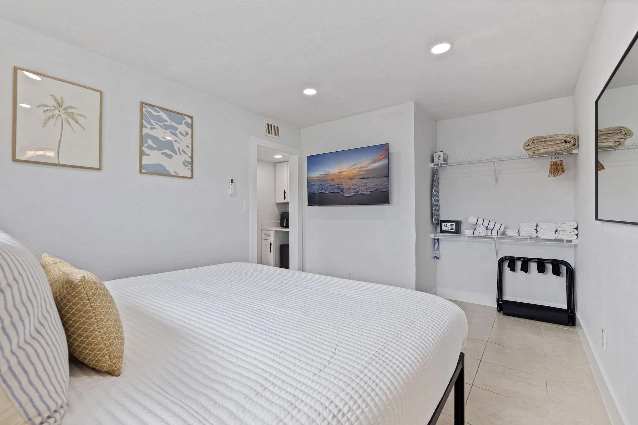 82-web-or-mls-Unit 12_Las Olas_AB3-7.jpg