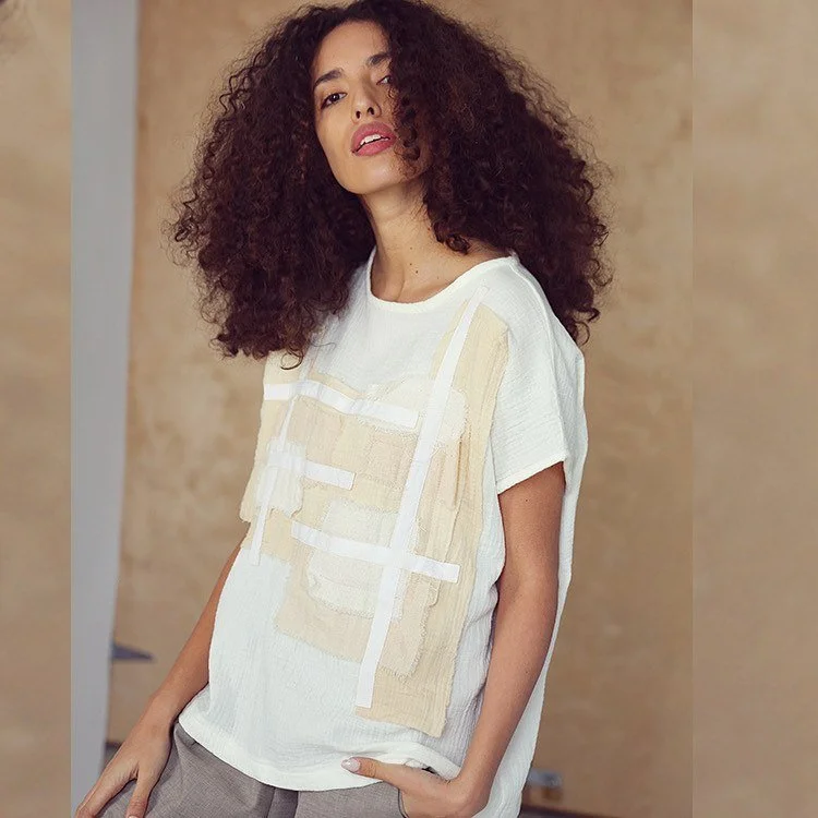 This weekend we will be in the @fadmarket at #invisibledogartcenter come and say hi! ✨👋 
@isiaraa looking gorgeous with our signature piece #uluru  made with different shades and textures showing love for collages 
.
.
.
.
.
#fadmarket #bylaililau #