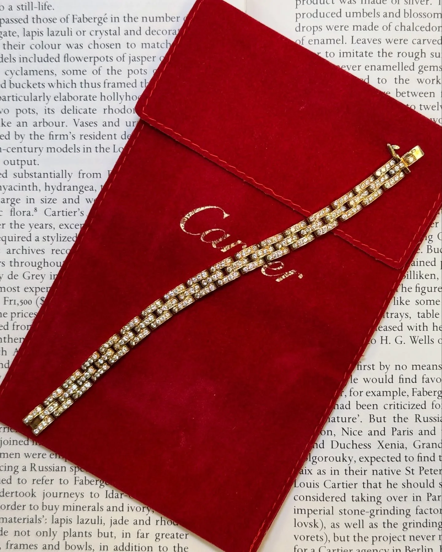 Such an iconic link, a vintage Cartier Maillon Panth&egrave;re bracelet in 18K yellow gold with about 5-6 carats of diamonds.

#cartier #cartierpanthere #cartiermaillon #finejewelry #luxuryjewelry #vintagejewels #vintagejewelry#antiquejewelry #jewelr