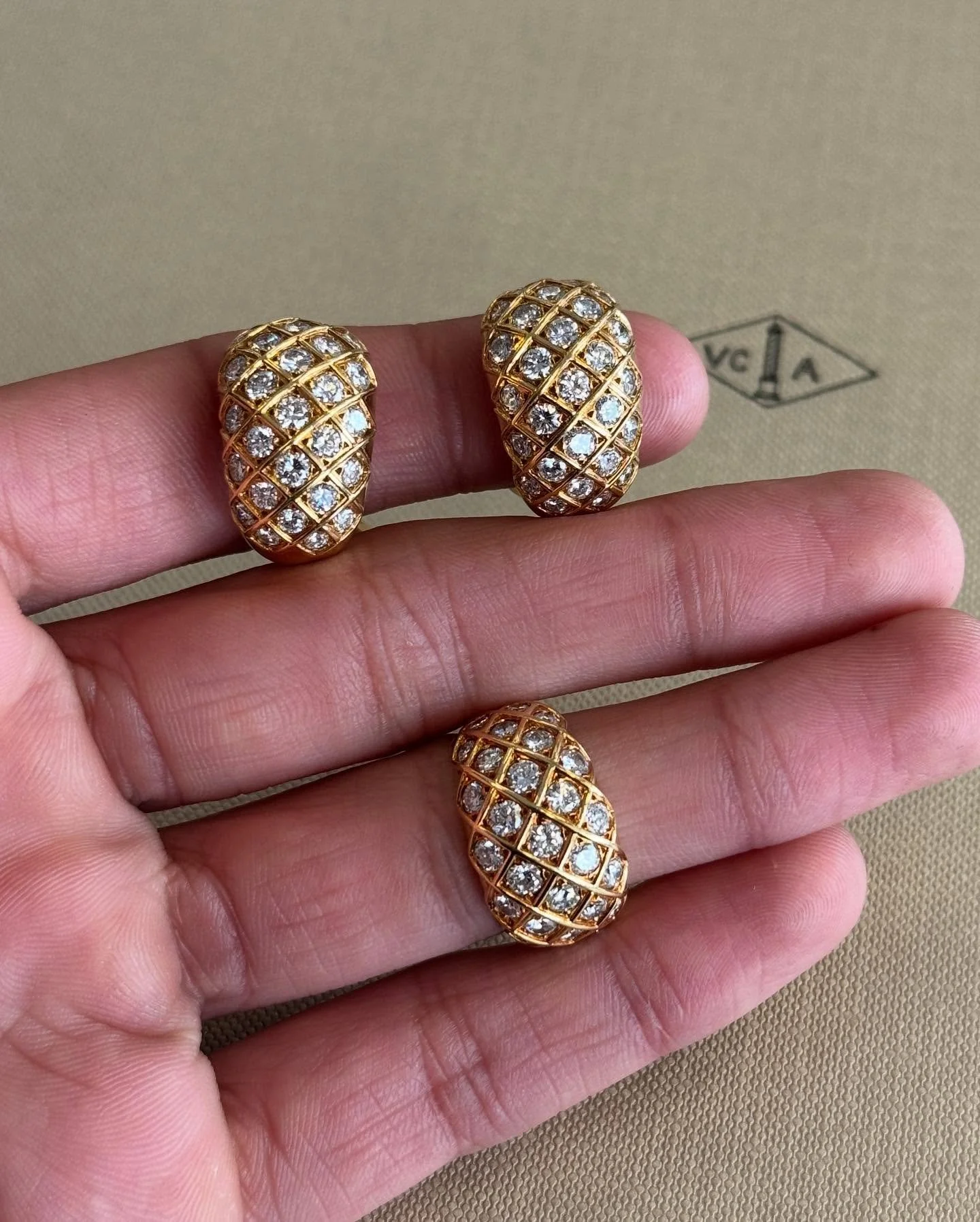 A wonderful bomb&eacute; Van Cleef &amp; Arpels 18k &amp; Diamond Earring and Ring set of lattice work design. VCA Paris circa 2000&rsquo;s.

~Sold~

#vancleef #vancleefarpels #vca #vancleefjewelry #finejewelry #vintagejewels #vintagejewelry #jewelry