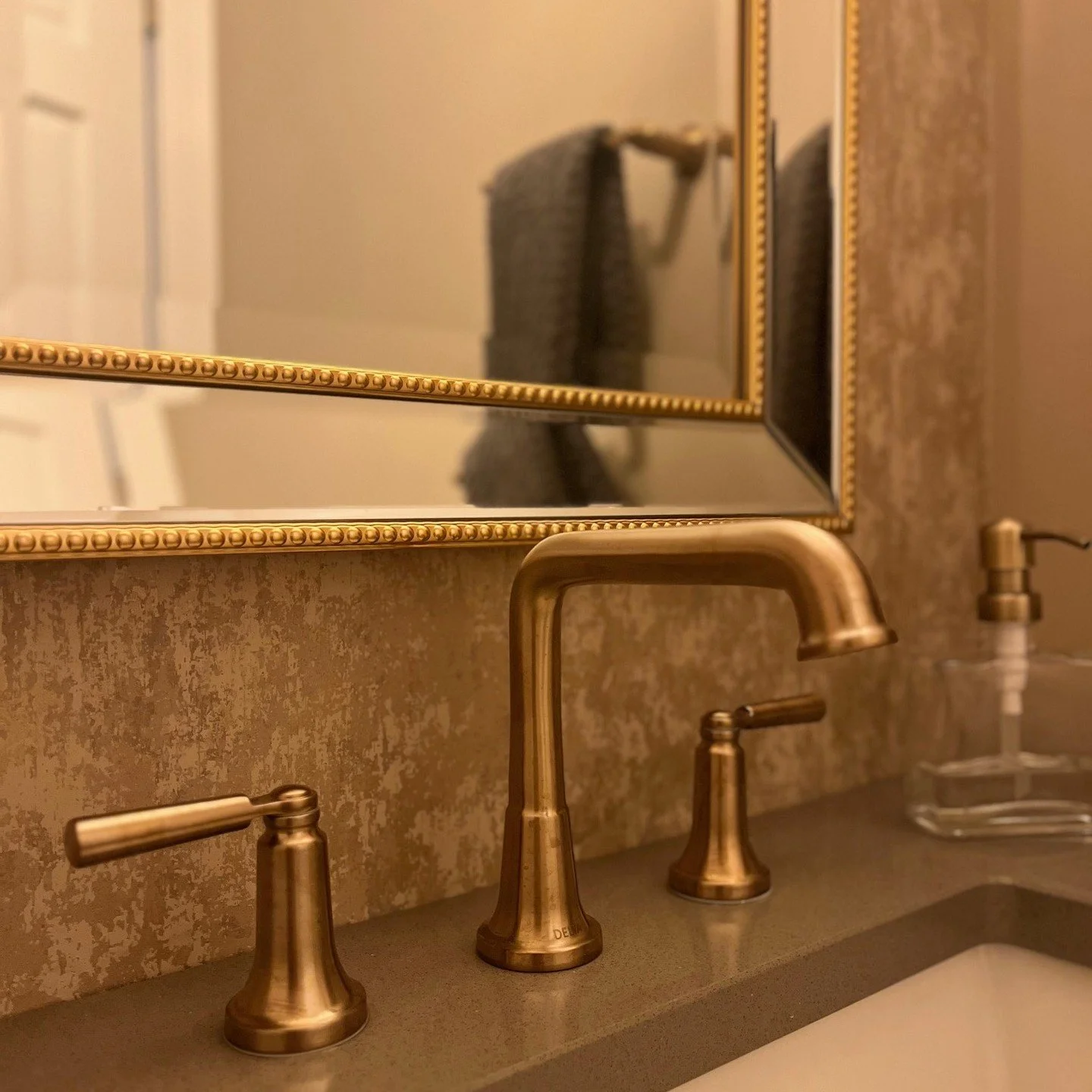 Love how this combo of wallpaper, dark tile and gold fixtures came together for this moody powder room 🖤