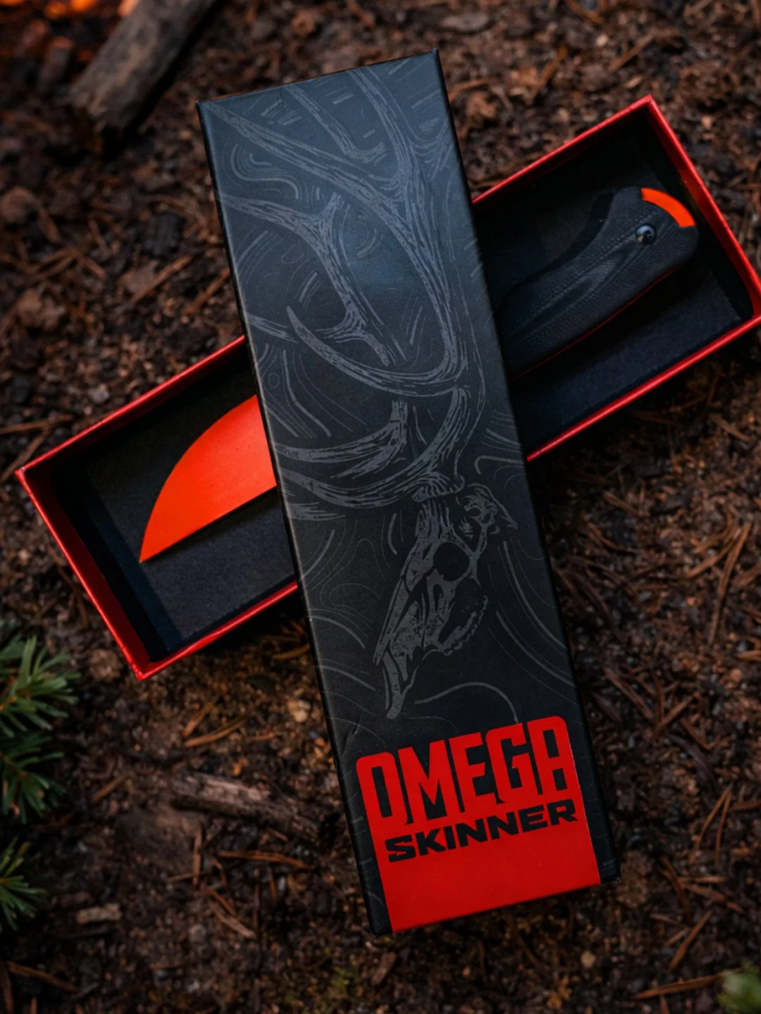 Omega Skinner knife packaging showing premium presentation and interior packaging design.