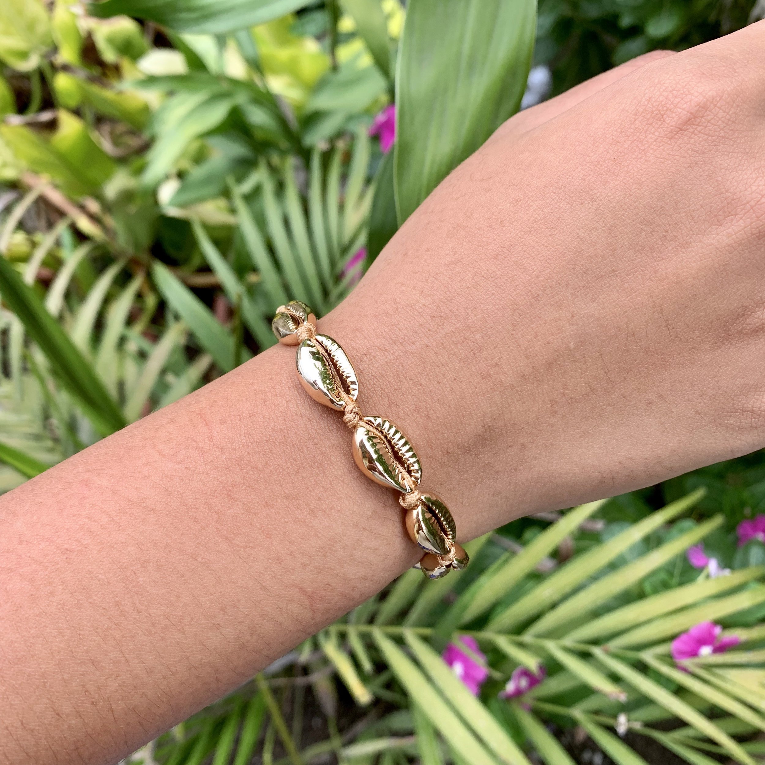 70.+SMALL+COWRIE+CORD+BRACELET+GOLD+-+4.jpg