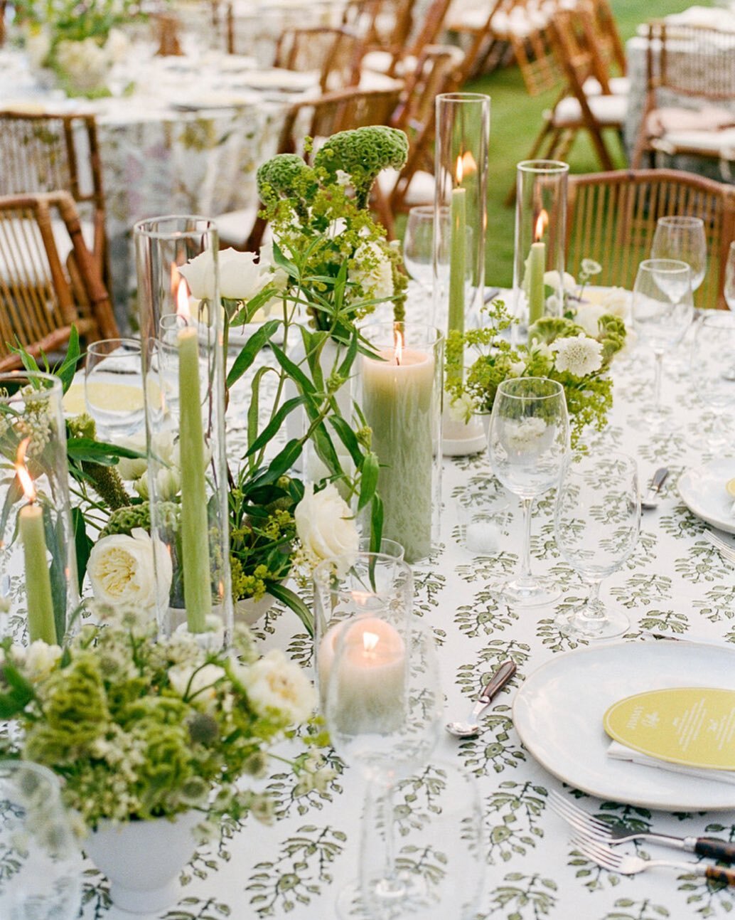 Recipe for the perfect table top mix:
*airy, florals 
*punchy pattern 
*colorful candles