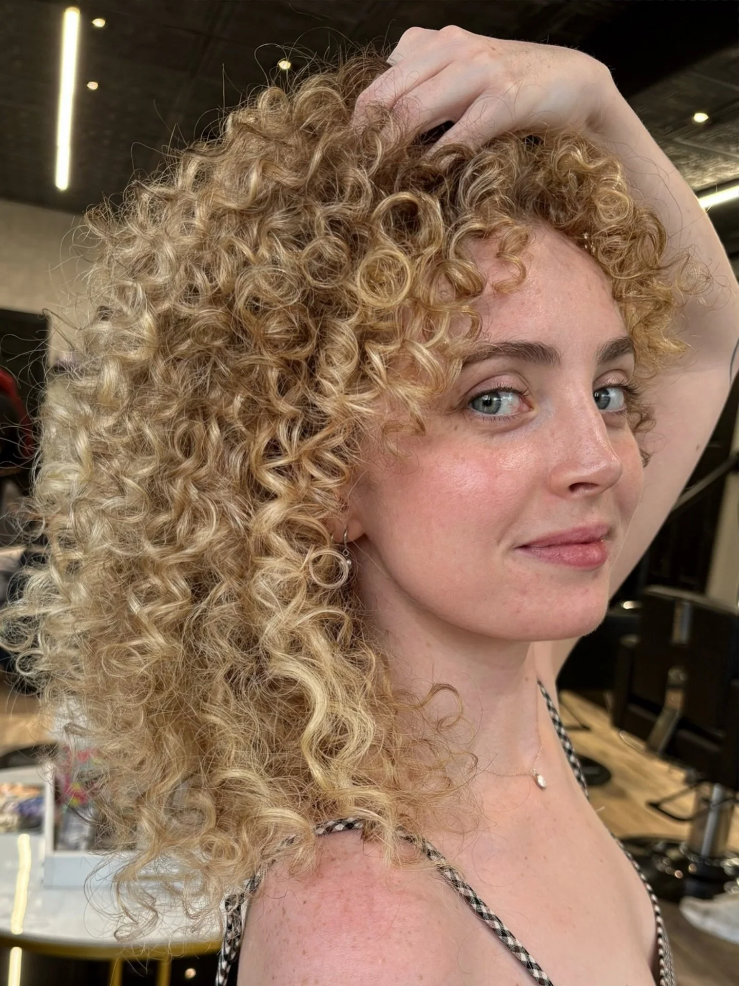 Before &amp; After magic! 💫 Walk into our salon with waves, walk out with stunning, bouncy curls.

🔗 Book your appointment and get the curls you&rsquo;ve been dreaming of! Link in our Bio.