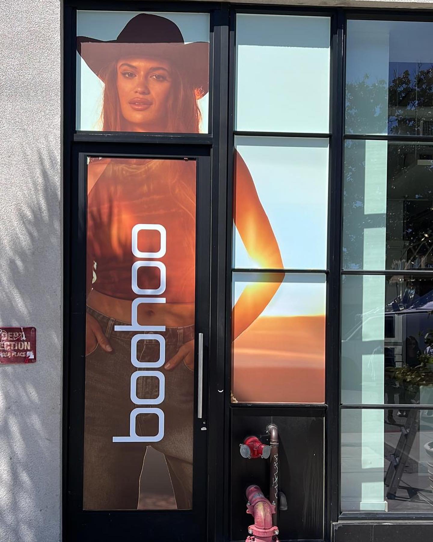 We had a delicious lunch with the @boohoo UK team this week and refreshed the Melrose Place office just in time for Stagecoach styling!

#thewotp #wifeoftheparty #branding #boohoo #windowinstallation #melroseplace