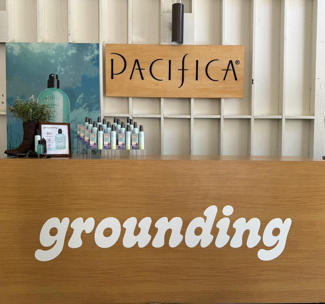 We kicked off #coachella designing a dreamy gifting suite for @pacificabeauty! Guests were invited to be receive so many products that are all 100% vegan and cruelty-free. In between, there were aura readings, ice cream, beverages and good music. Tha