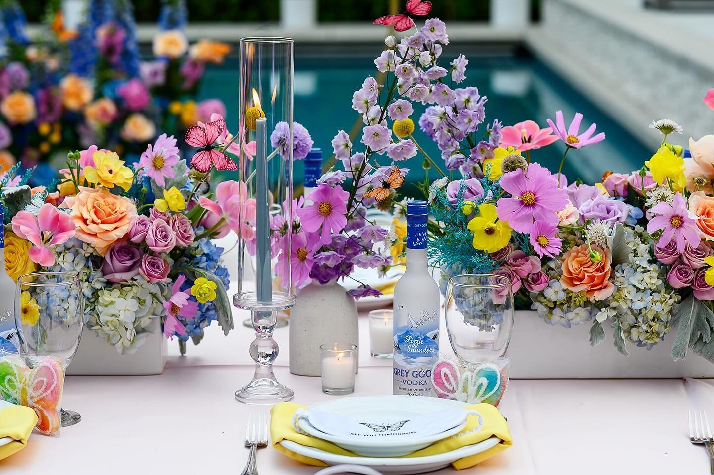 Sunday brunch inspo for entertaining at home! The @seeyoutomorrow surprise launch dinner took place in a beautiful backyard so let this serve as a reminder you don&rsquo;t always need an expensive venue. Two king tables and linens, 16 chairs and some