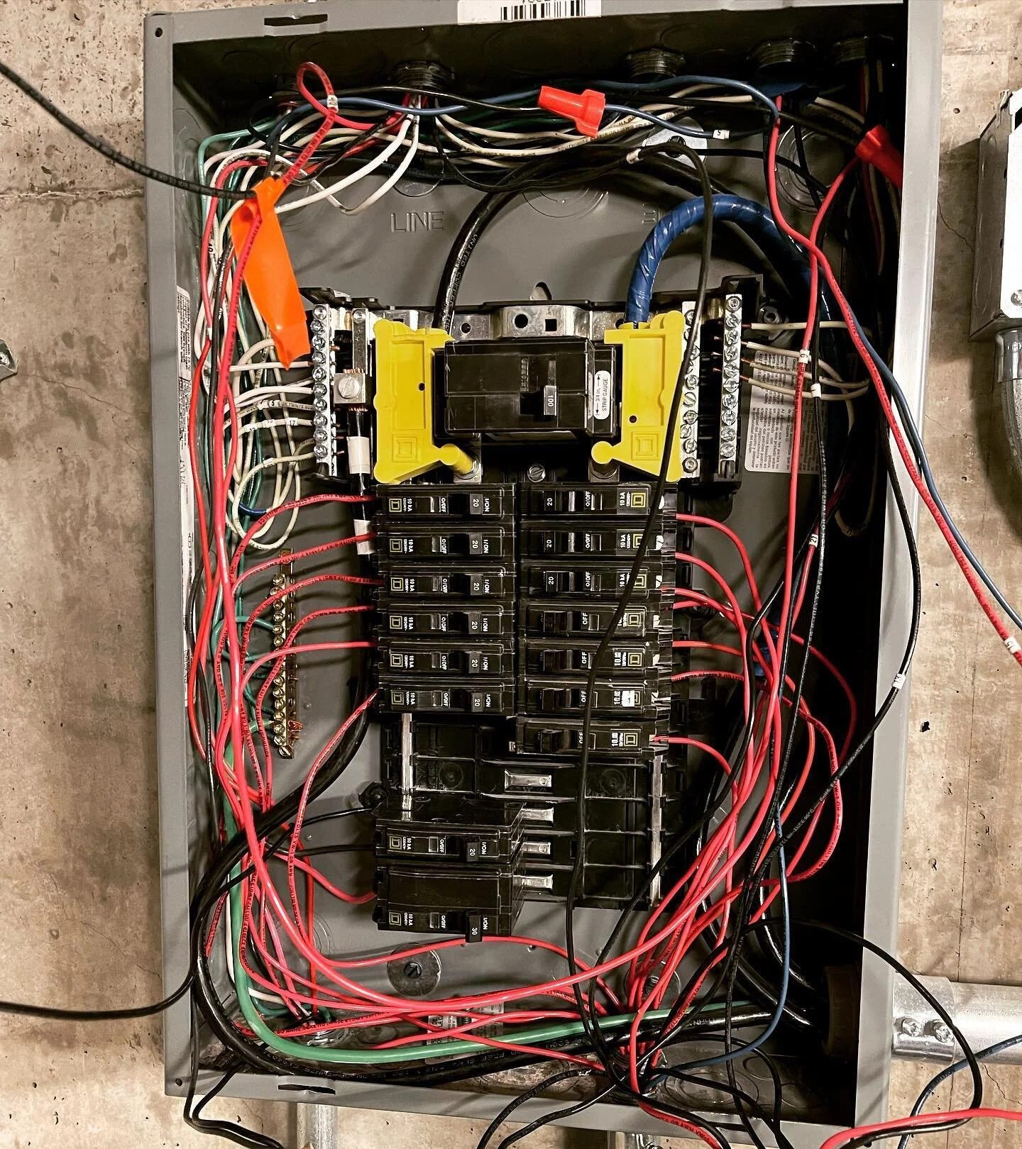 Boring, old, messy, breaker panel👎🏼
@savantsystems LCD display smart breaker panel👍🏼😱