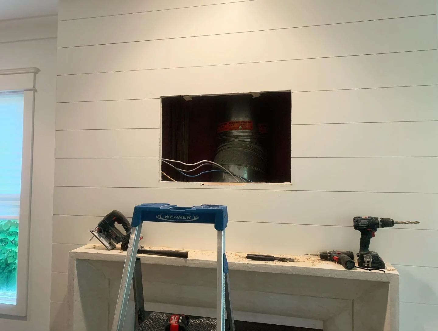 Before and after of a @samsungus Frame TV install that the client wanted to be able to pull out. Most people don&rsquo;t know when they purchase one, but the Frame TV&rsquo;s come with a box (One Connect) that has the brains separate from the tv so w